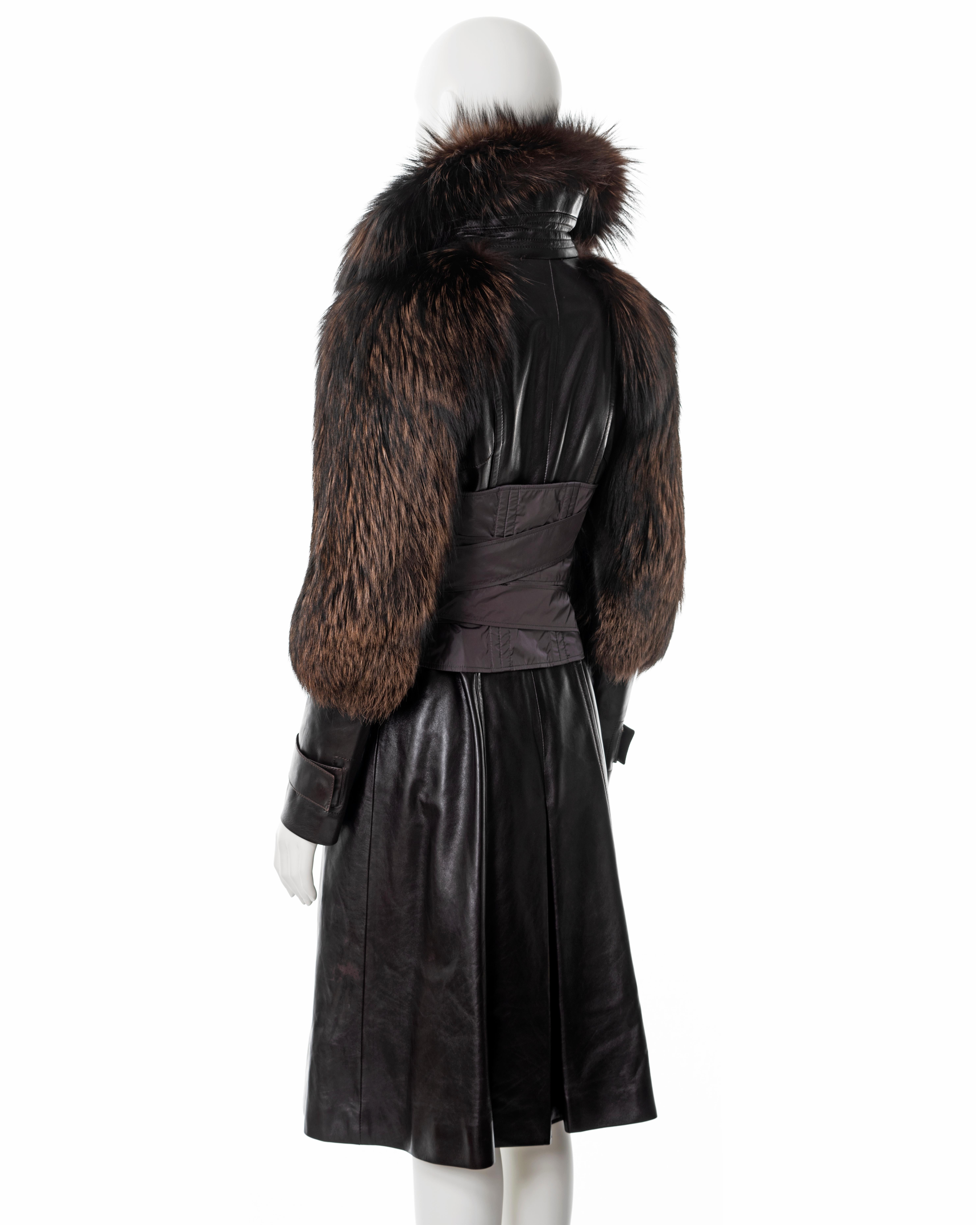 Manteau à corset en fourrure de renard brun et cuir, fw 2003, Gucci by Tom Ford en vente 2