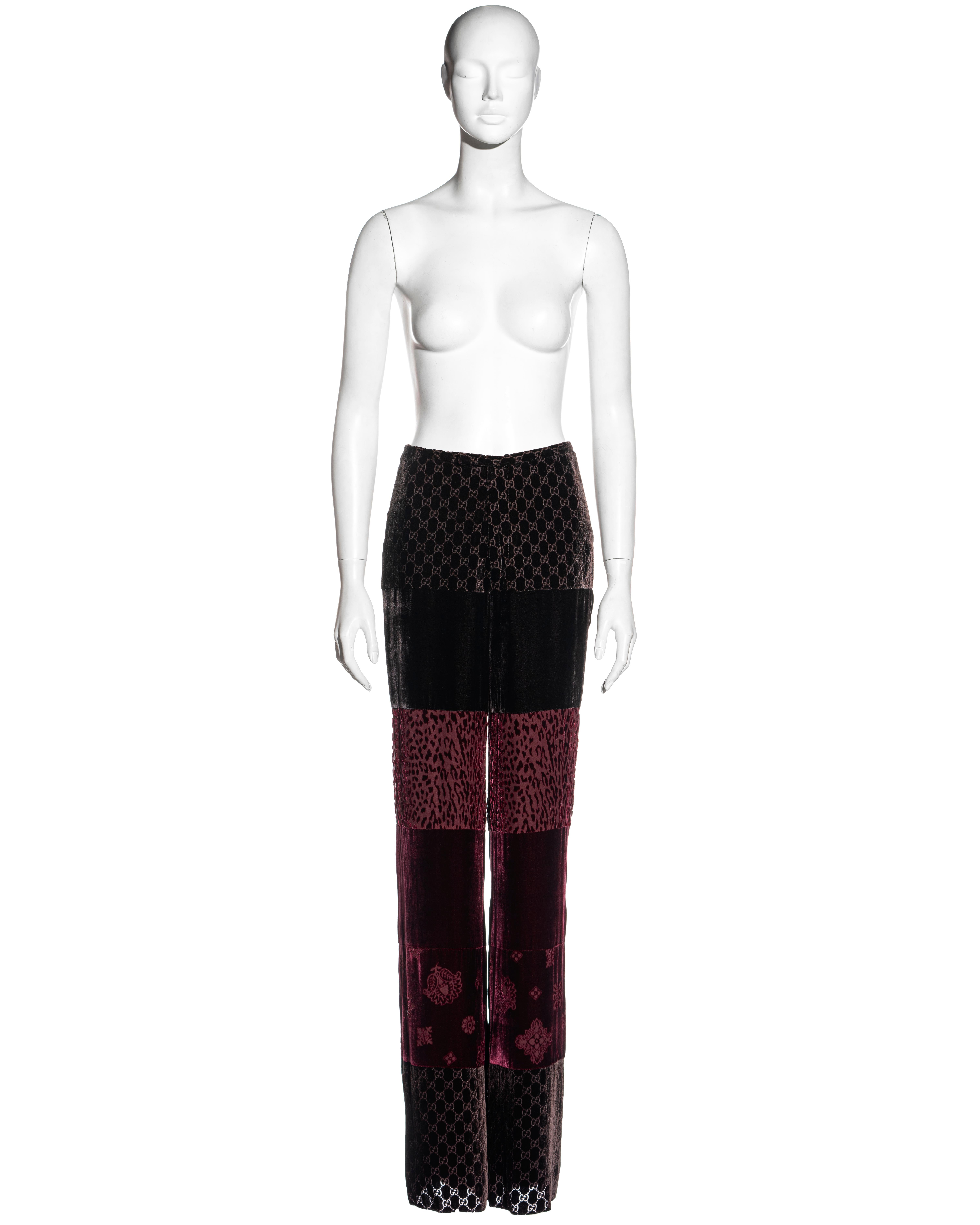 ▪ Pantaloni da sera Gucci in velluto di seta devoré bordeaux e marrone
▪ Disegnato da Tom Ford
Sei pannelli su ogni gamba con stampe leopardate, monogrammi Gucci e stampe ispirate al Mehndi.
Gambe larghe 
Vita alta 
Completamente foderato 
IT 42 -