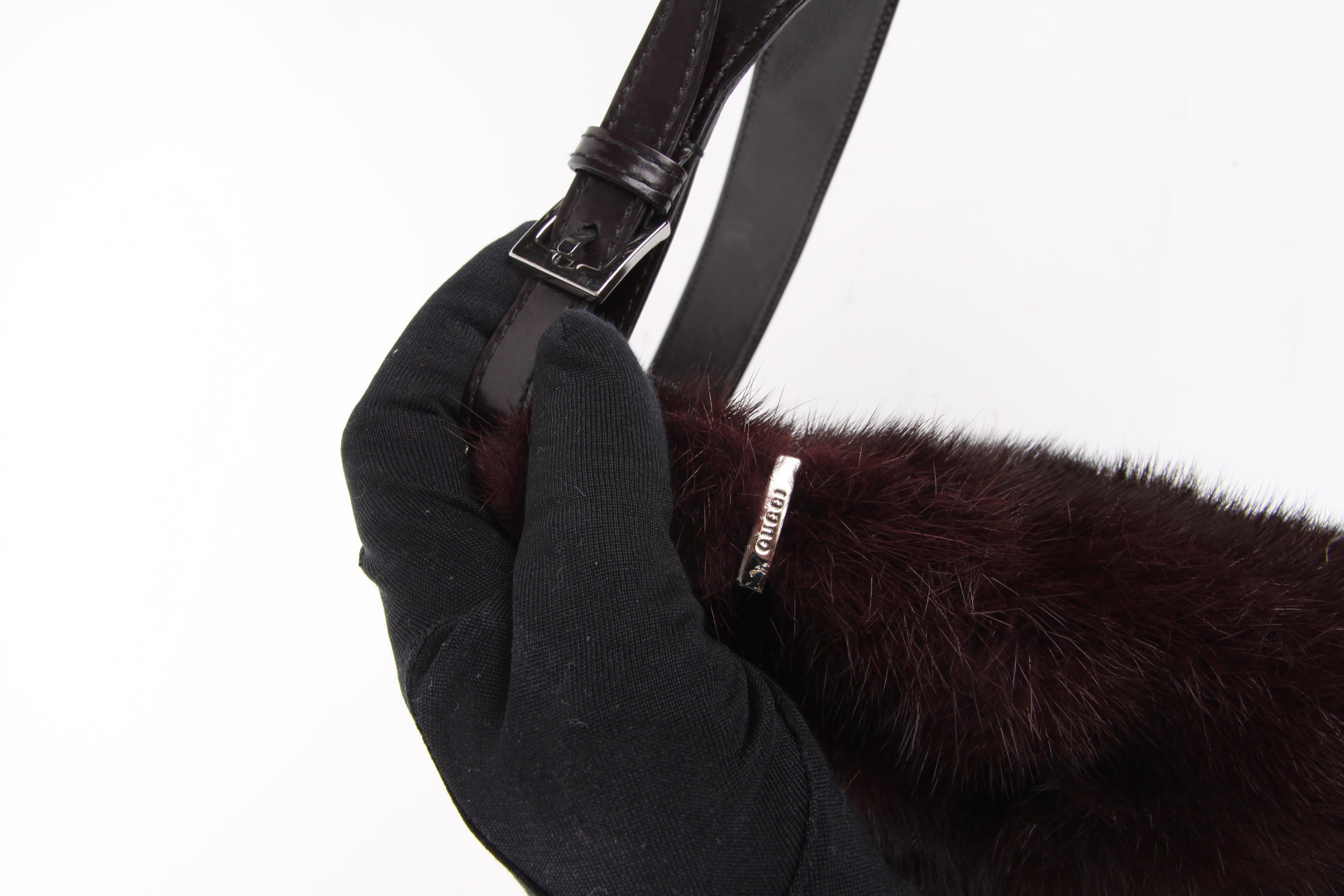   Gucci by Tom Ford Burgundy Fox Fur Leather Shoulder Handbag   In Good Condition For Sale In Baarn, NL