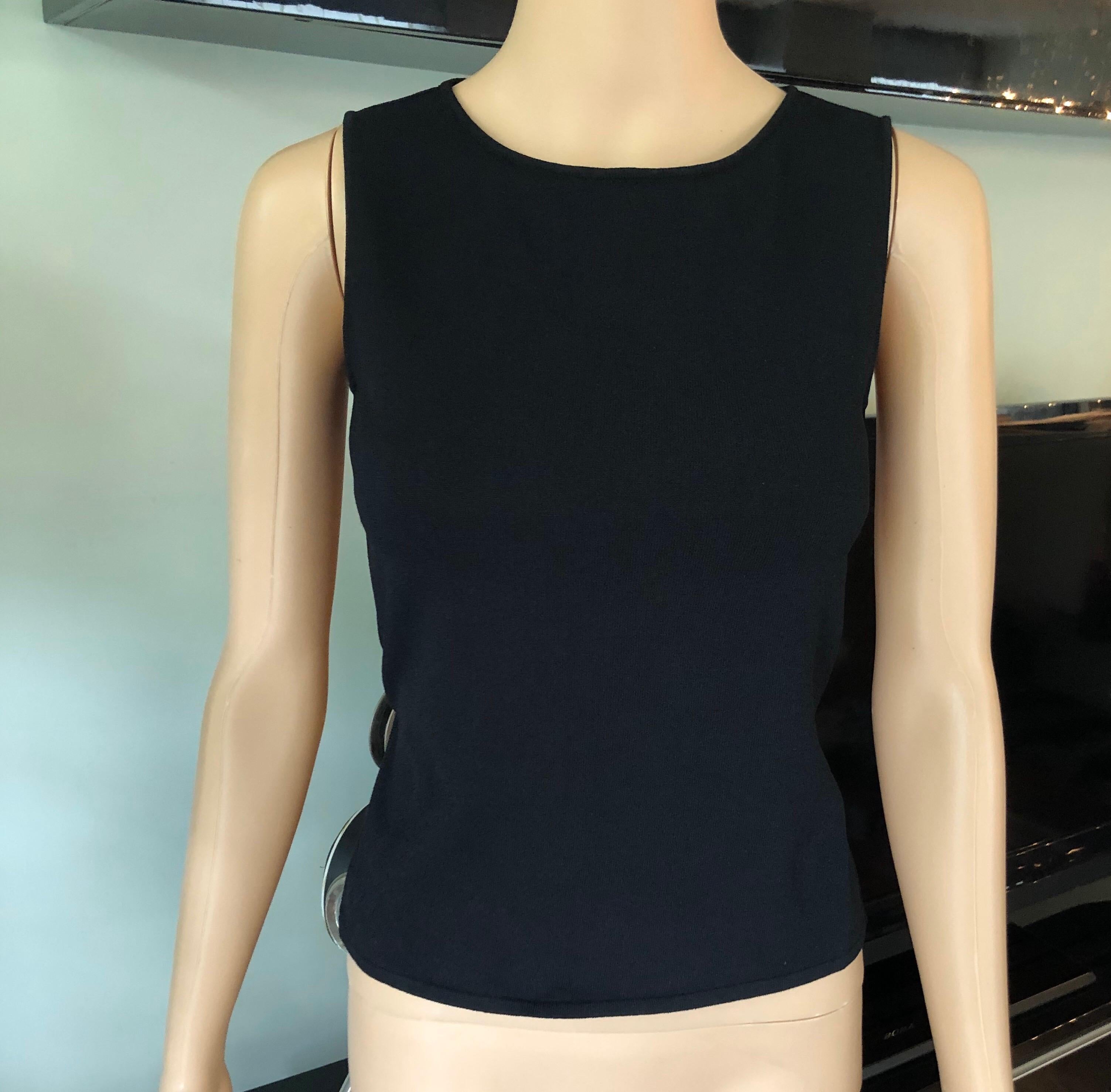 Gucci by Tom Ford c.1999 Knit Strappy Backless Logo Buckle Black Crop Top Size Small

Gucci knit crop top with crew neck, straps at back and silver-toned metal logo buckle at nape.
Excellent Condition.
