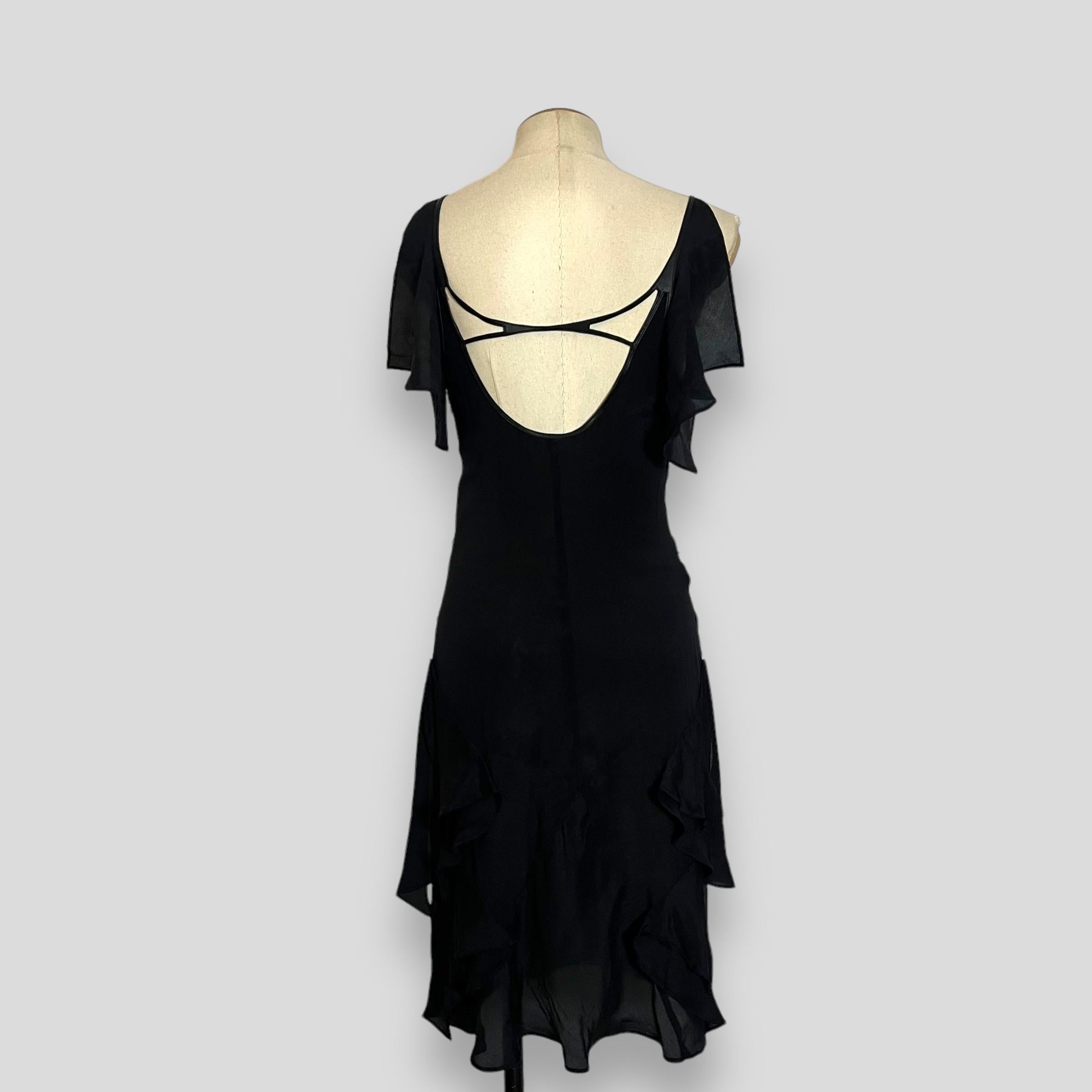 Gucci by Tom Ford c2003 F/W low cut out silk dress

Gucci by Tom Ford Cutout Plunged Neckline Black Dress is a stunning example of the renowned designer’s transformative vision for the iconic fashion house. This sleeveless, knee-length black dress