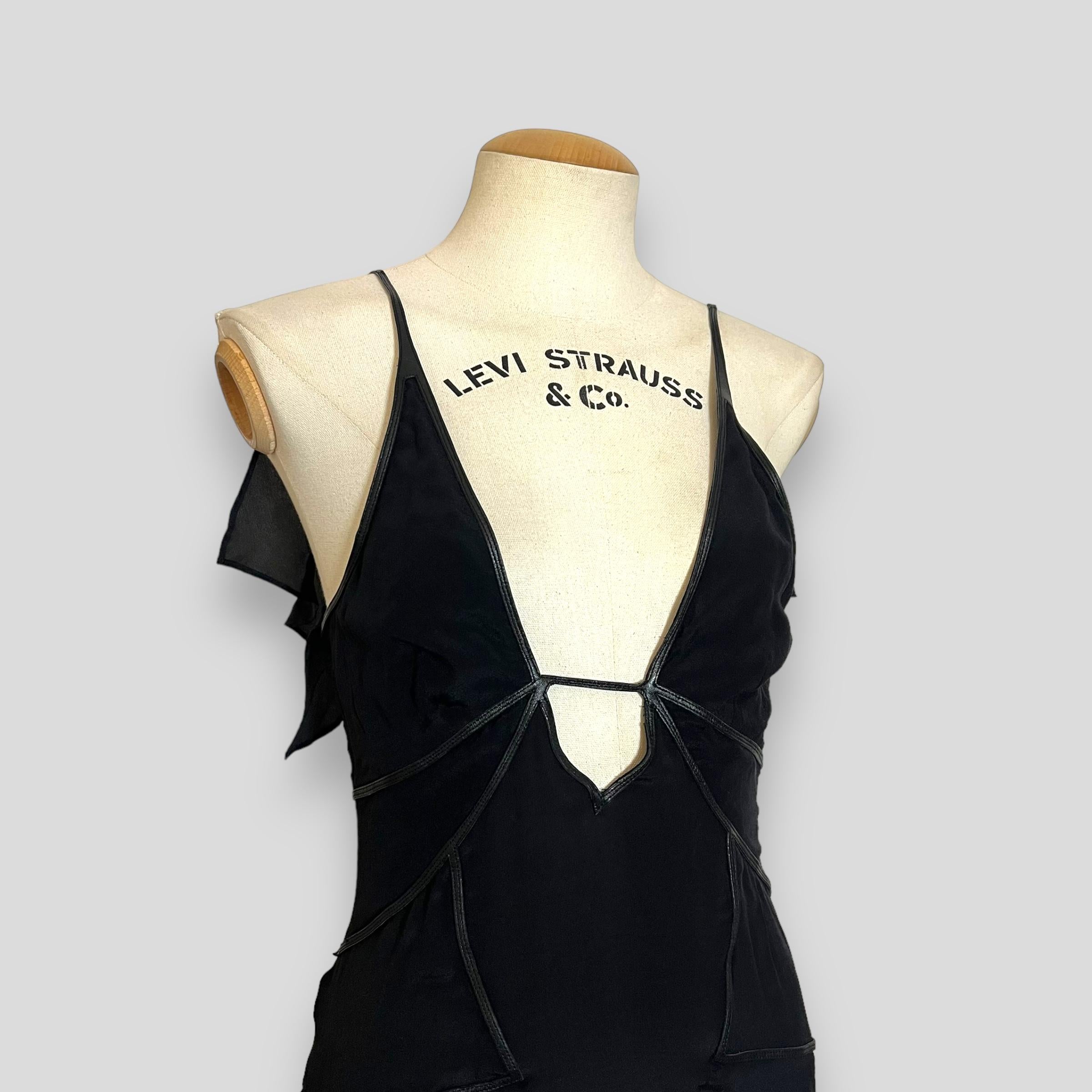 Gucci by Tom Ford c2003 F/W low cut out silk dress In Good Condition For Sale In CAPELLE AAN DEN IJSSEL, ZH