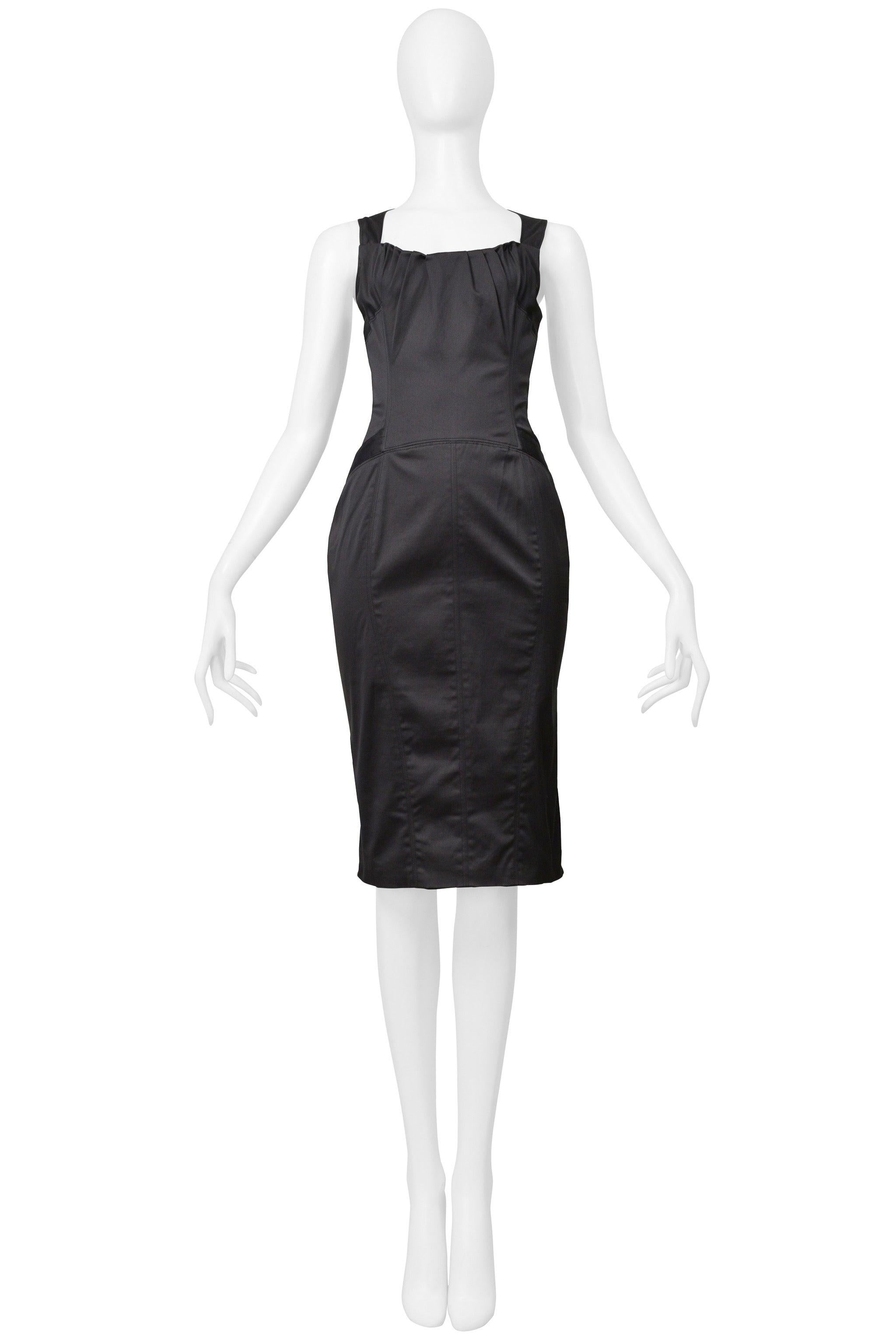 Gucci by Tom Ford Anthrazitgraues Kleid mit Schnalle hinten 2003 (Schwarz) im Angebot