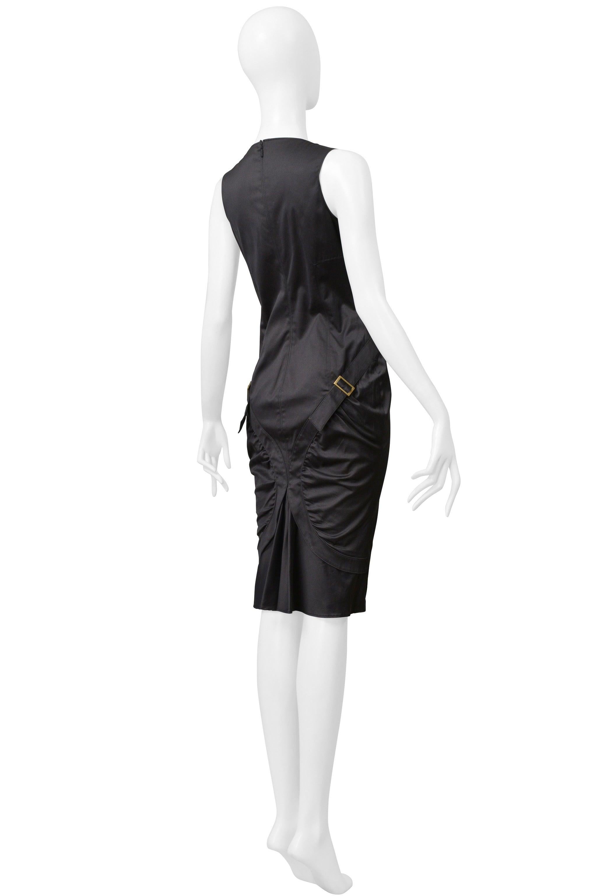 Gucci by Tom Ford Anthrazitgraues Kleid mit Schnalle hinten 2003 im Zustand „Hervorragend“ im Angebot in Los Angeles, CA
