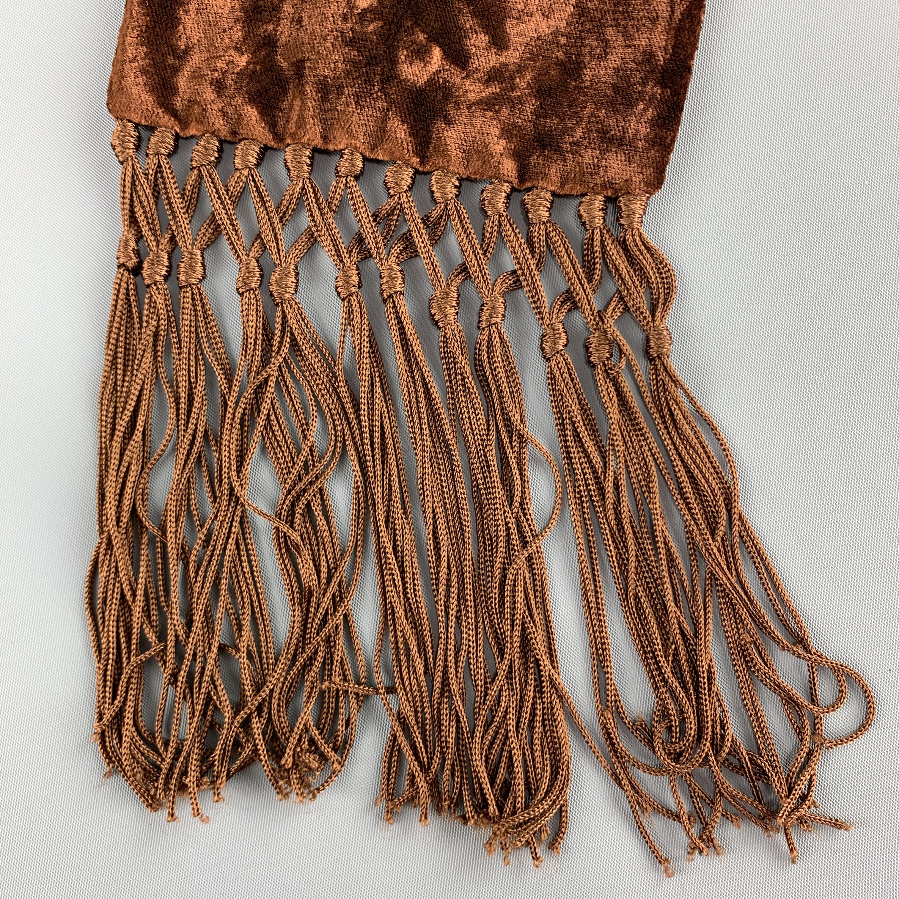 GUCCI by TOM FORD neck scarf comes in copper brown crushed velvet with six inch woven fringe trim. Made in Italy.

Excellent Pre-Owned Condition.

63 x 4.75 in.