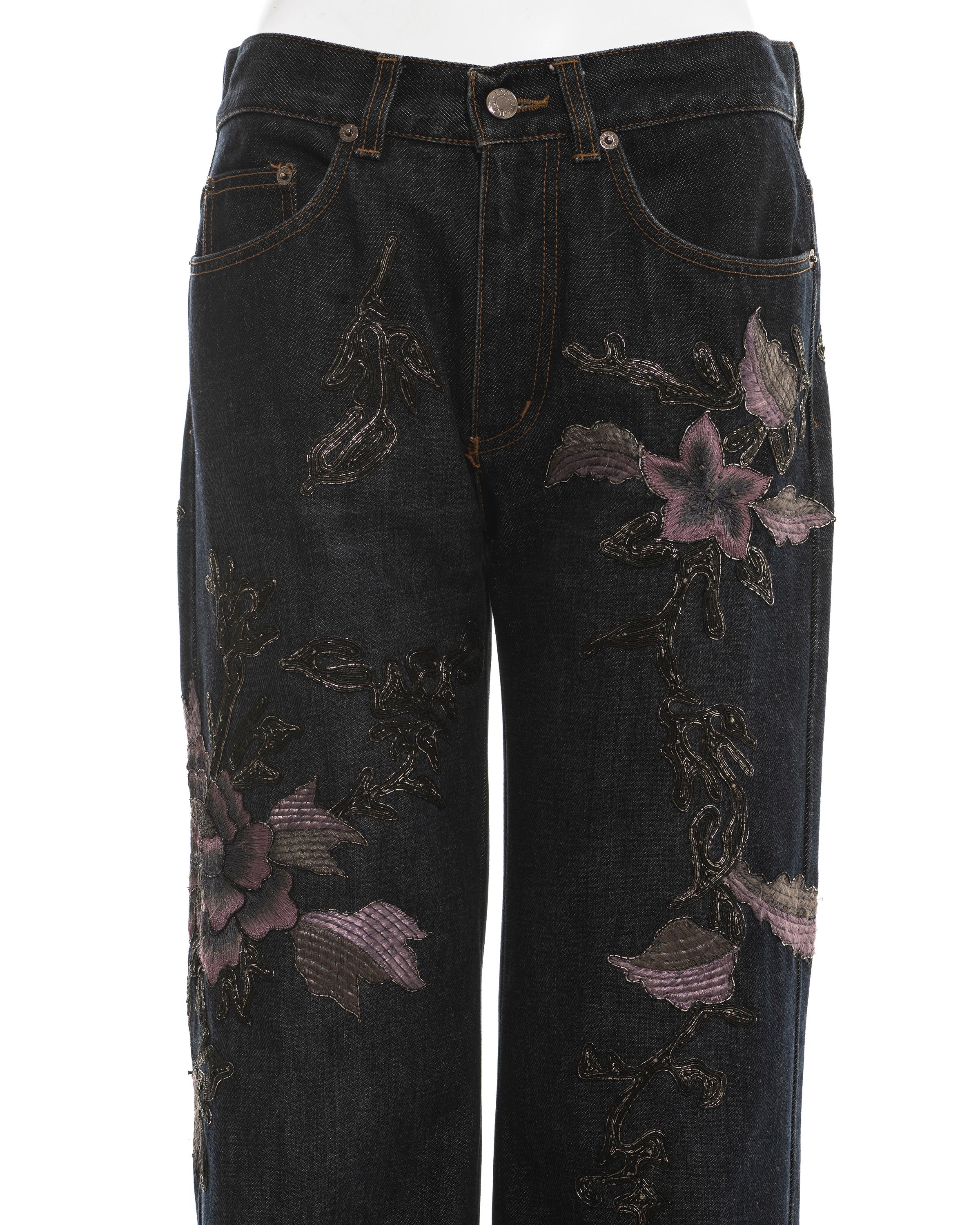 Gucci by Tom Ford denim jeans with floral embroidery

Fall-winter 1999

Measurements:

Waist 28/29