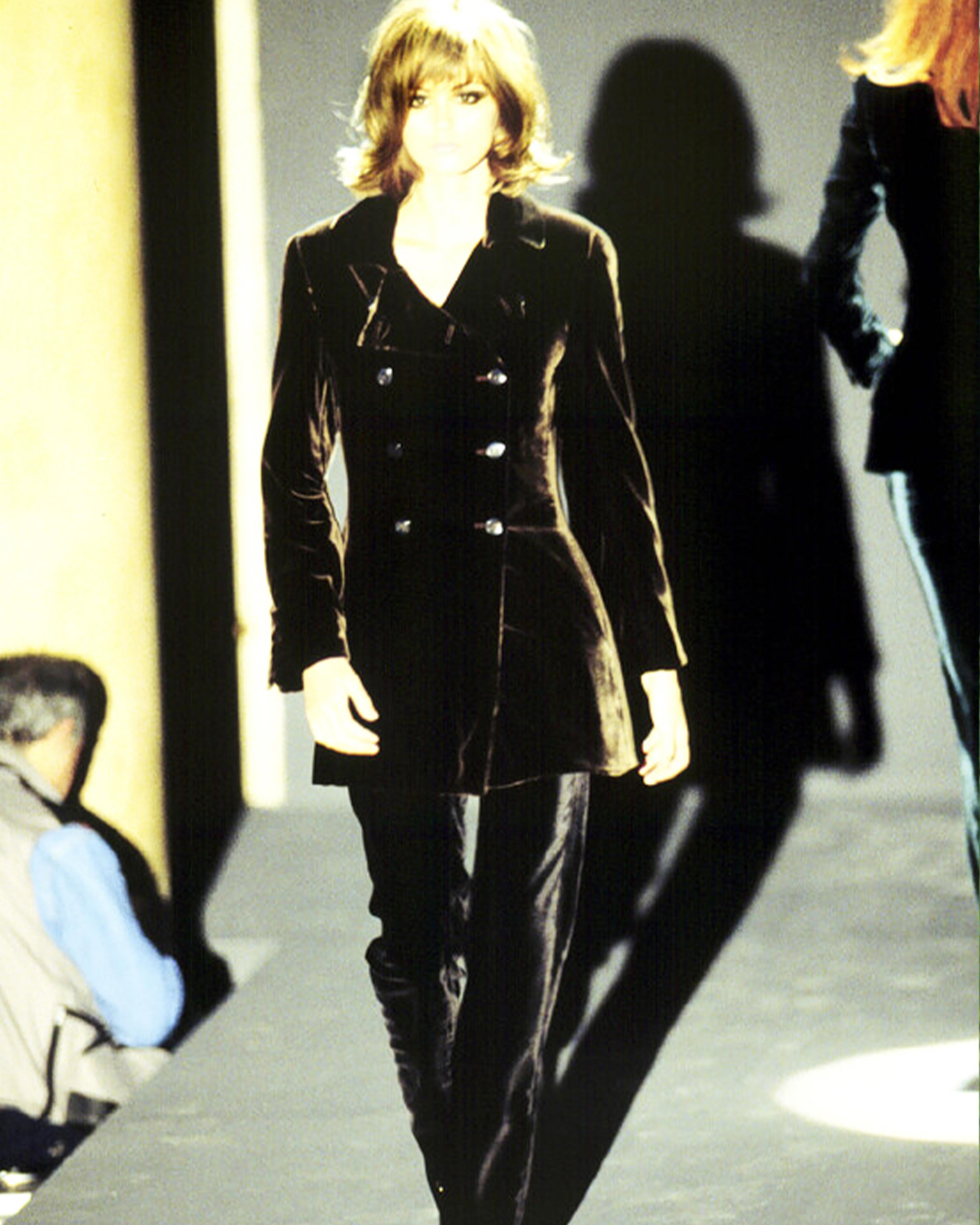 - Designed by Tom Ford
- Fall Winter 1995
- Brown Alpaca Double Breasted Coat
- Two big pockets
- Wide neck
- Double breasted button closure
- Good Condition: Lining need to be stitched
- Made in Italy
- Materials: 100% Alpaca / Lining: 100% Cupro
-