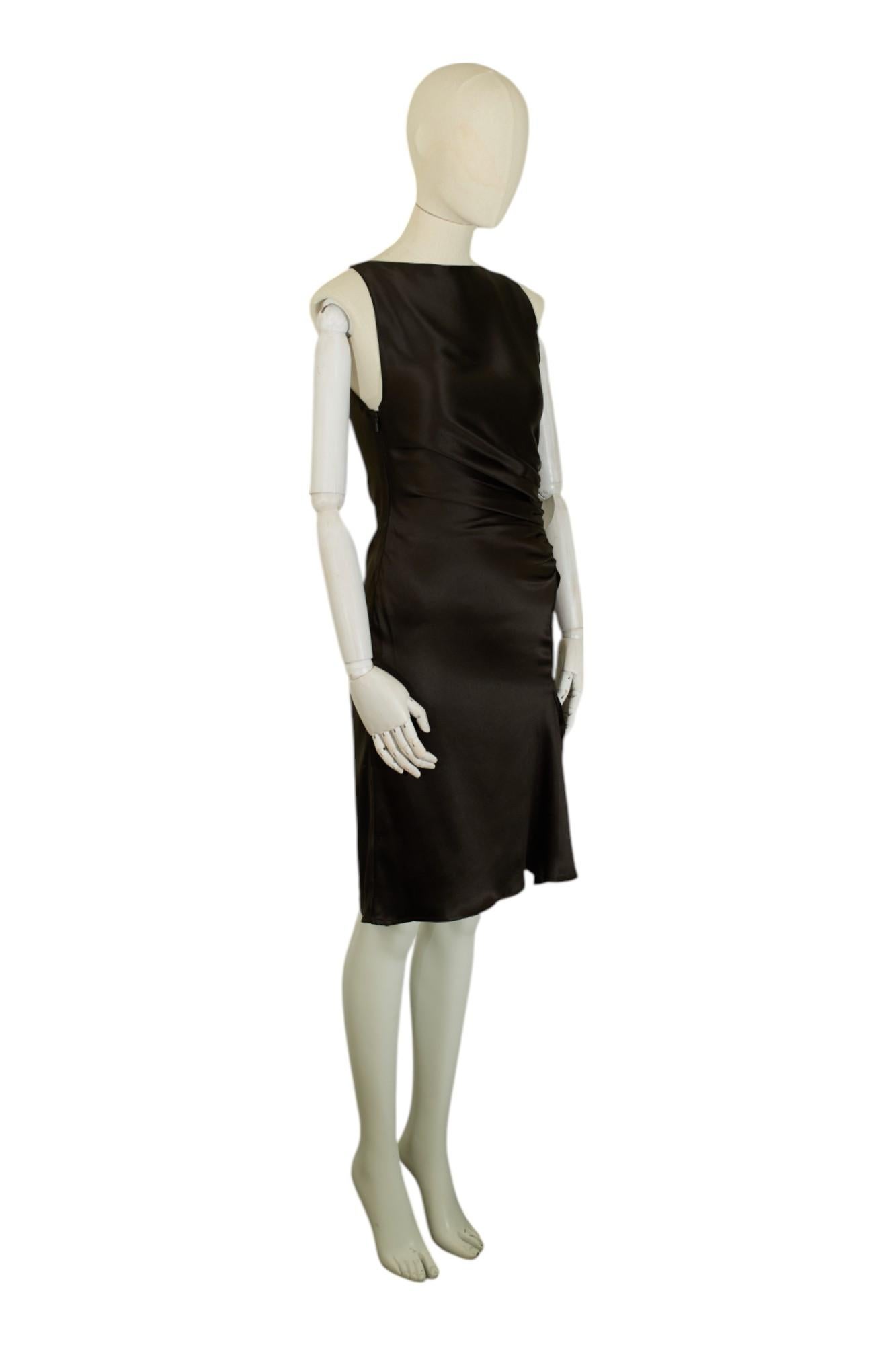 Schönes Seidenkleid von Tom Ford aus seiner F/W 1999 Kollektion.  Laufstegstück.

Marke: Gucci
Collection'S: F/W 1999
MATERIAL: Seide
Größe: IT 40
Herkunft: Hergestellt in Italien
Zustand: Sehr gut

Neu: Tadelloser Zustand ohne Gebrauchsspuren; mit
