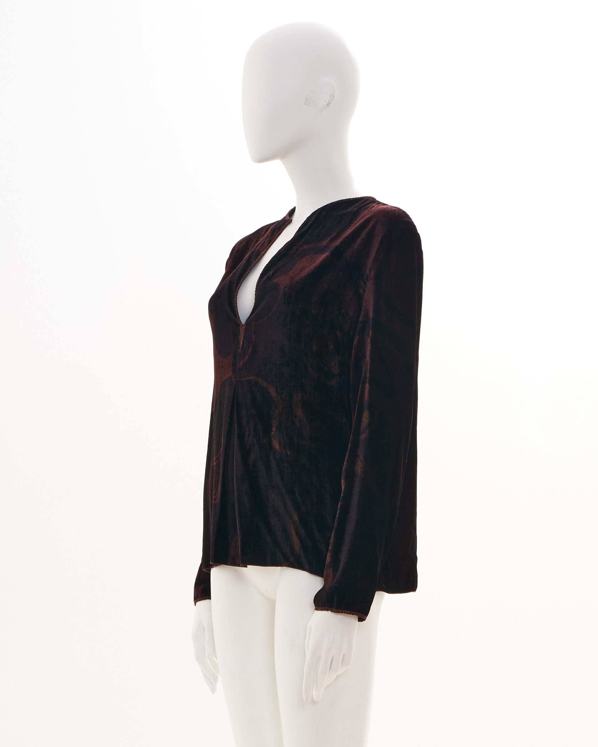 - Designed by Tom Ford 
- Sold by Skof.Archive
- Fall-Winter 2001 
- Loose fit top features a plunging v-neckline 
- Abstract print with Gucci logo written in cursive throughout 
- Made in Italy 
- Size: FR 38 - EN 42 - UK 10 - US 8 (EU)
-