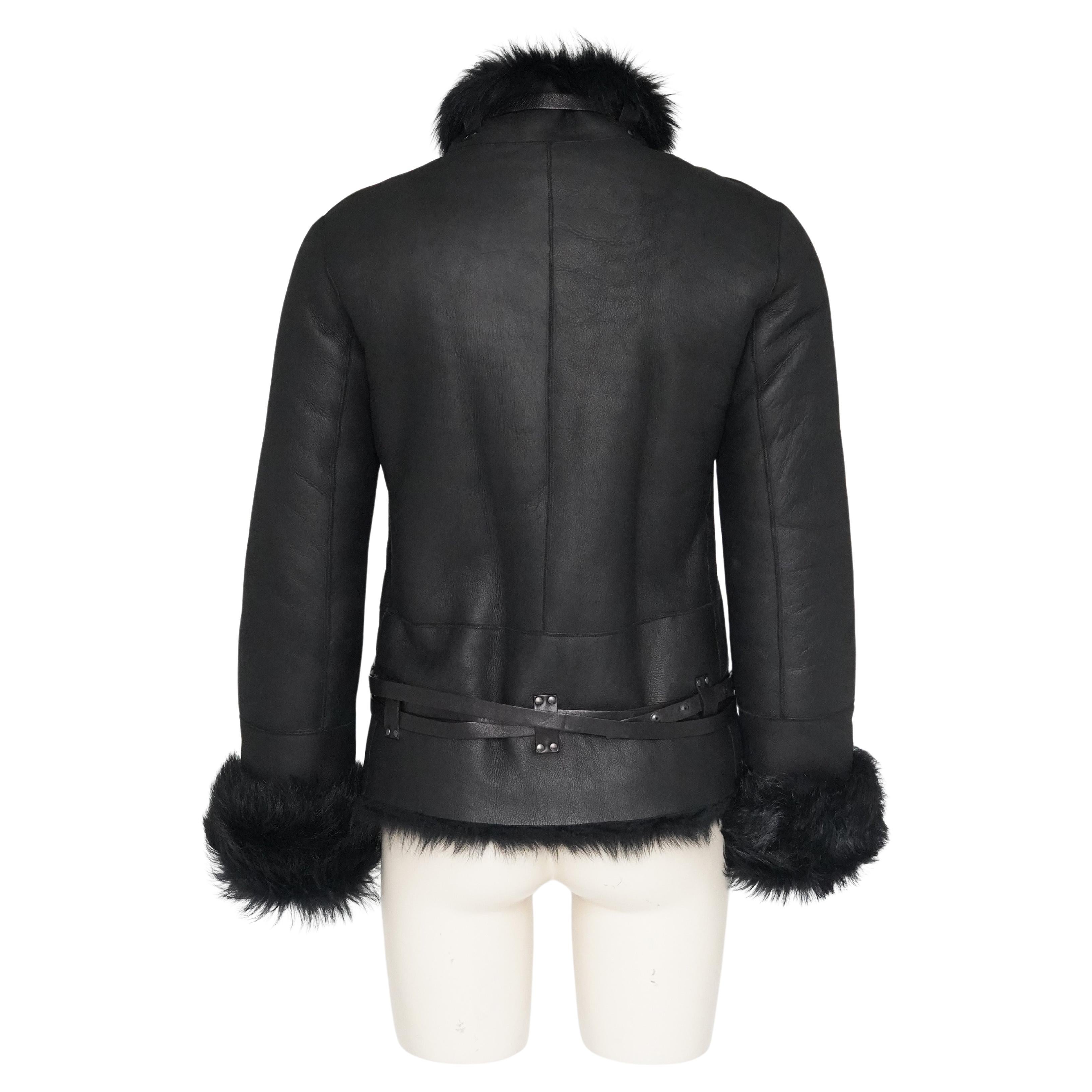 Gucci by Tom Ford F/W 2002 Abrigo de piel con cinturón de shearling negro IT38 en venta 7