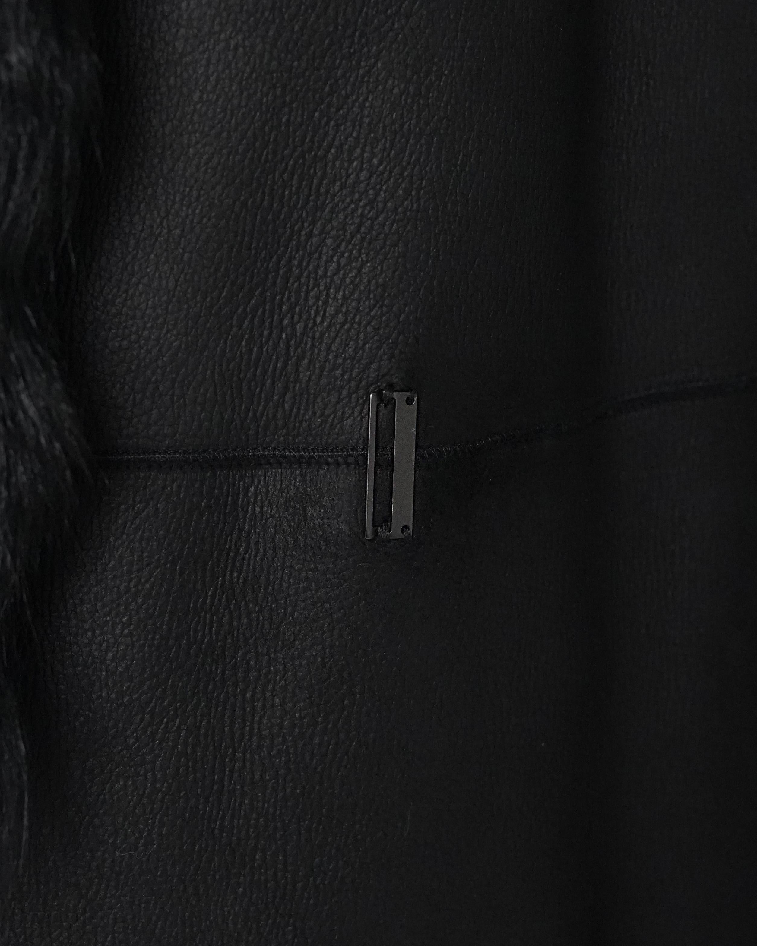 Gucci by Tom Ford F/W 2002 Abrigo de piel con cinturón de shearling negro IT38 en venta 10