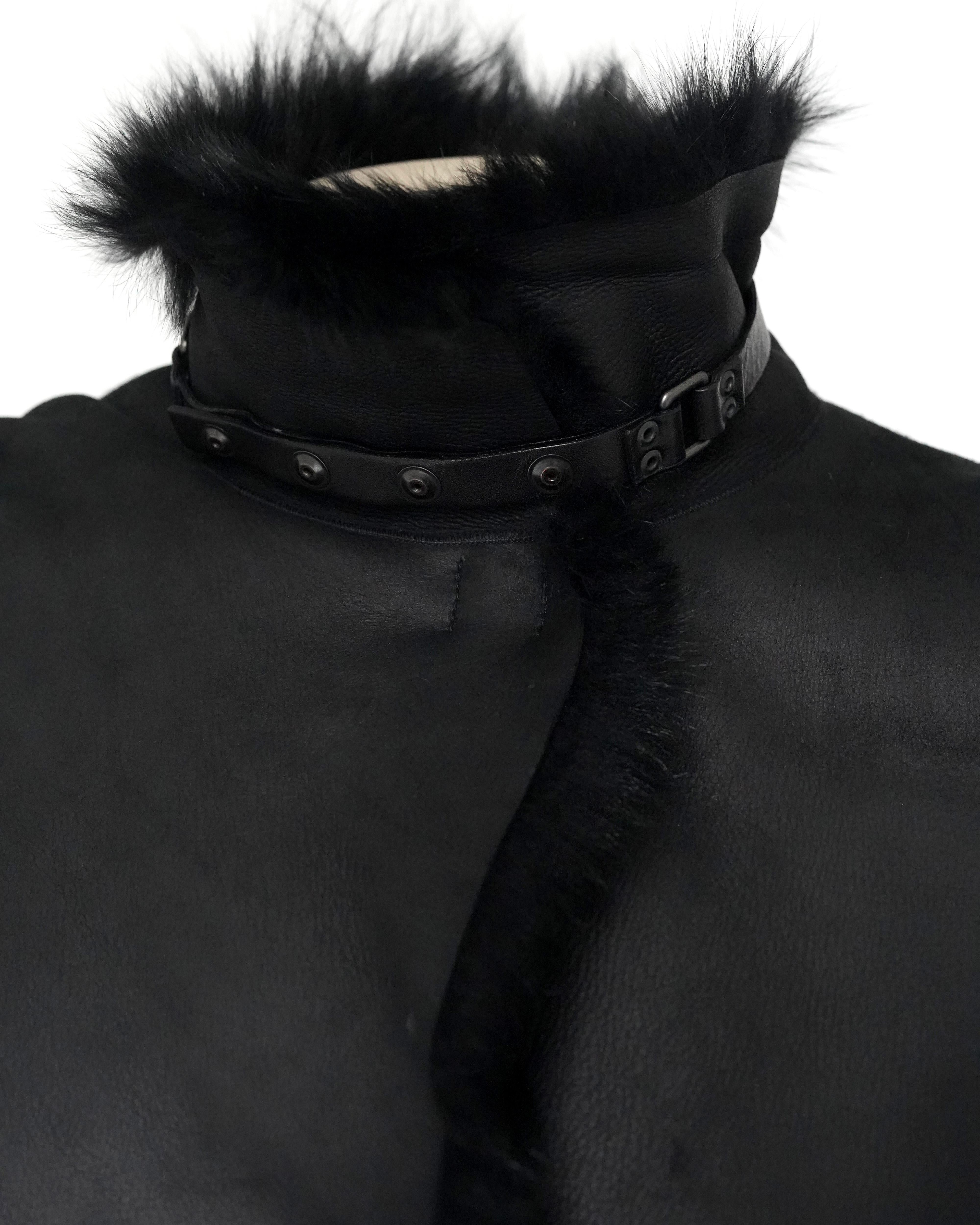 Gucci by Tom Ford F/W 2002 Abrigo de piel con cinturón de shearling negro IT38 en venta 11