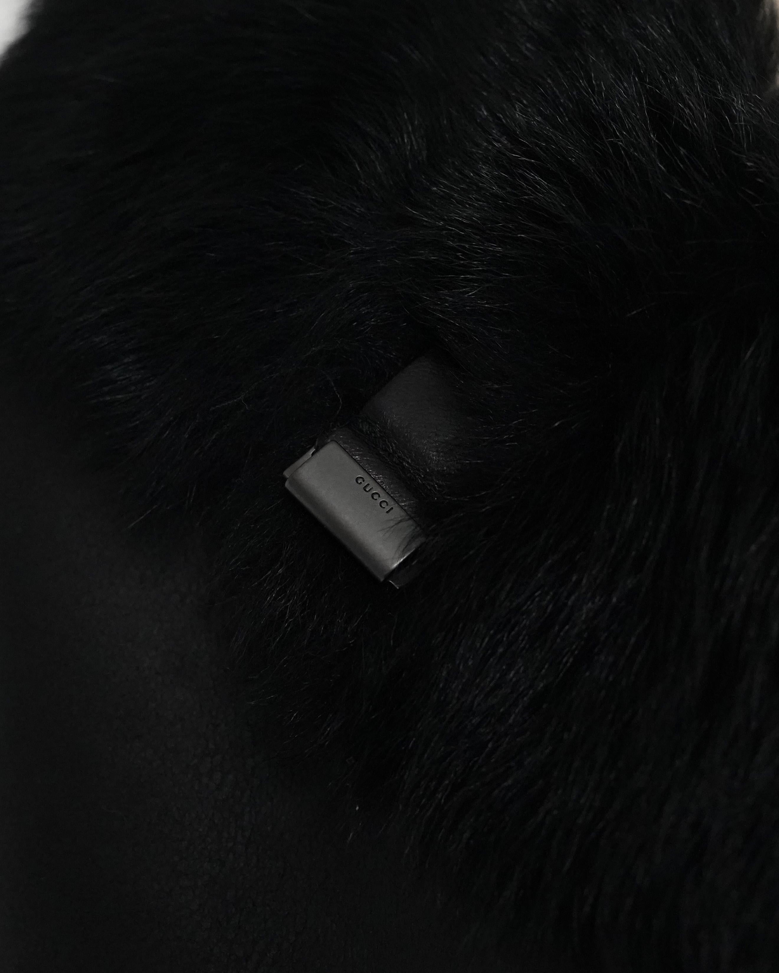 Gucci by Tom Ford F/W 2002 Abrigo de piel con cinturón de shearling negro IT38 en venta 12