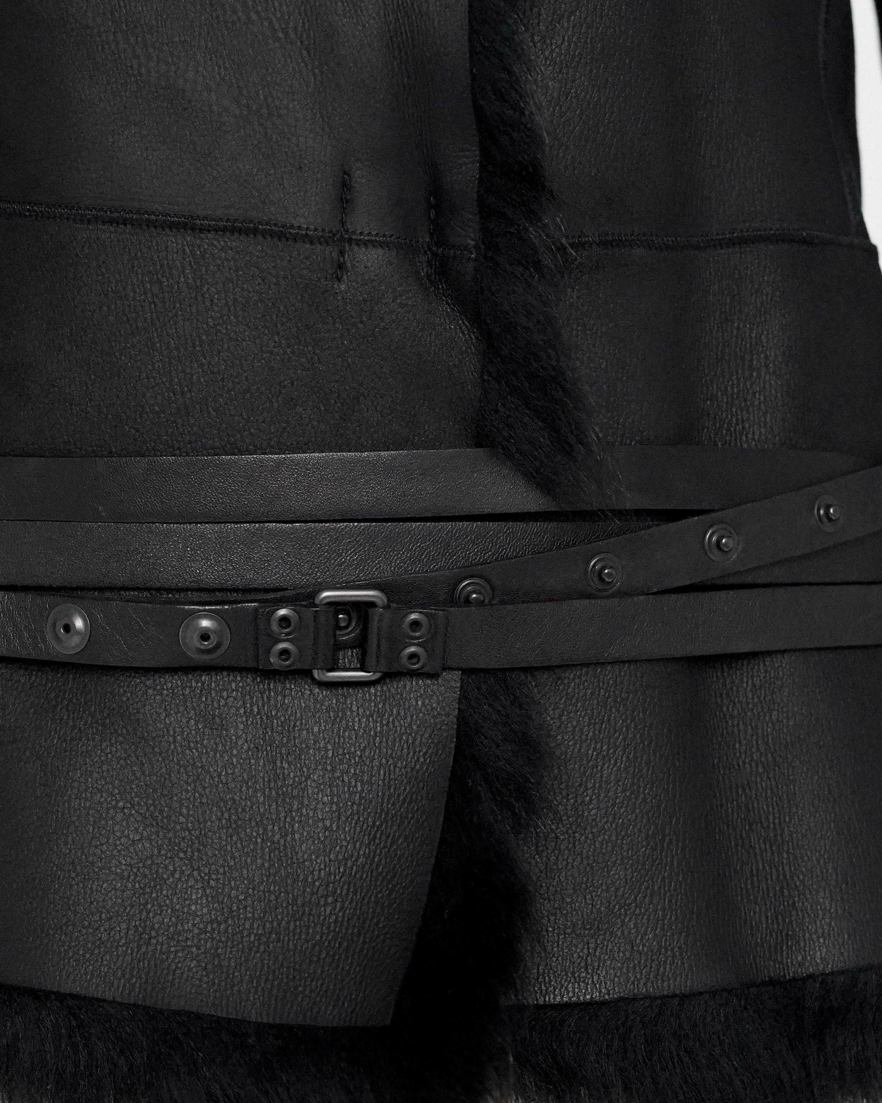 Gucci by Tom Ford F/W 2002 Abrigo de piel con cinturón de shearling negro IT38 en venta 13