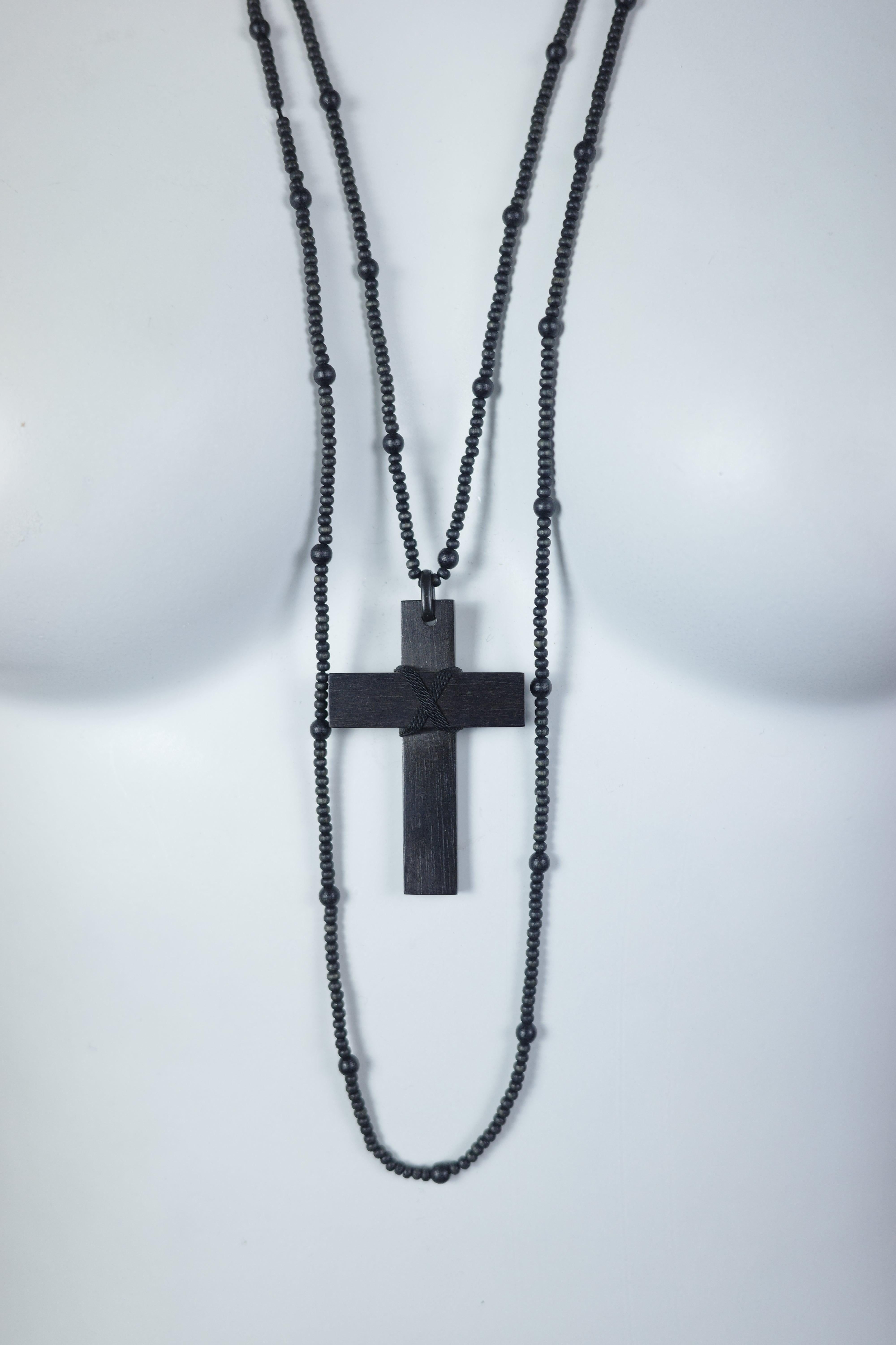 Collana W. Cross in legno d'ebano GUCCI By Tom Ford F/w 2002 in vendita 2