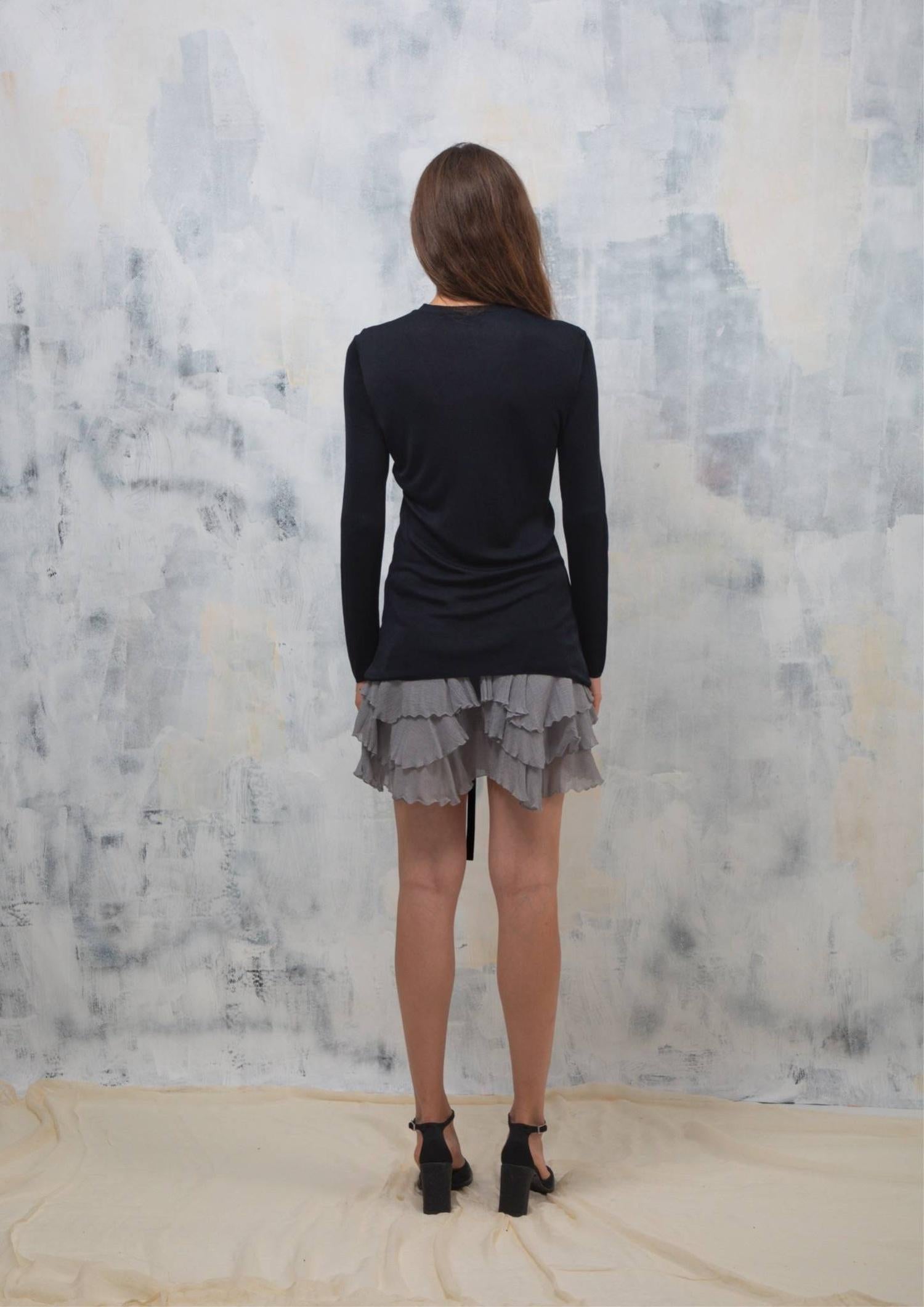 Top in pizzo navy Gucci by Tom Ford A/I 2002
Dimensioni: L
Un pezzo sorprendente e sofisticato della collezione Autunno/Inverno 2002 di Tom Ford for Gucci. Realizzato in blu profondo, questo top con lacci cattura l'equilibrio di sensualità e