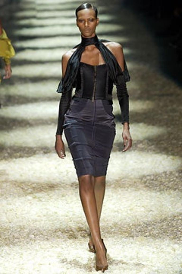 Gucci by Tom Ford skirt
F/W 2003 runway
Viscose and poly blend
Zip closure on both sides

Marked size 40 IT
Measurements:
waist 69.5 cm - 27 in
hips 86 cm - 34 in
length 62 cm - 24.5 in

Excellent condition
Minor signs of use and age