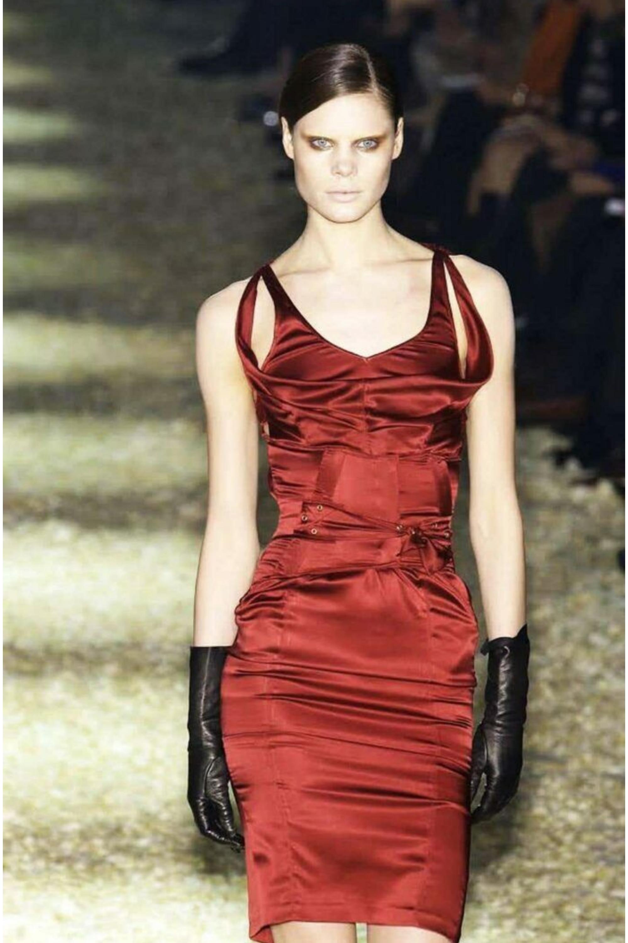 Cette robe midi sophistiquée et élégante de la collection GUCCI automne-hiver 2003 est réalisée dans une étoffe de satin bordeaux profond qui dégage un glamour intemporel. 

Comme sur Nicole Kidman.

Toutes les mesures sont prises à plat

- Poitrine