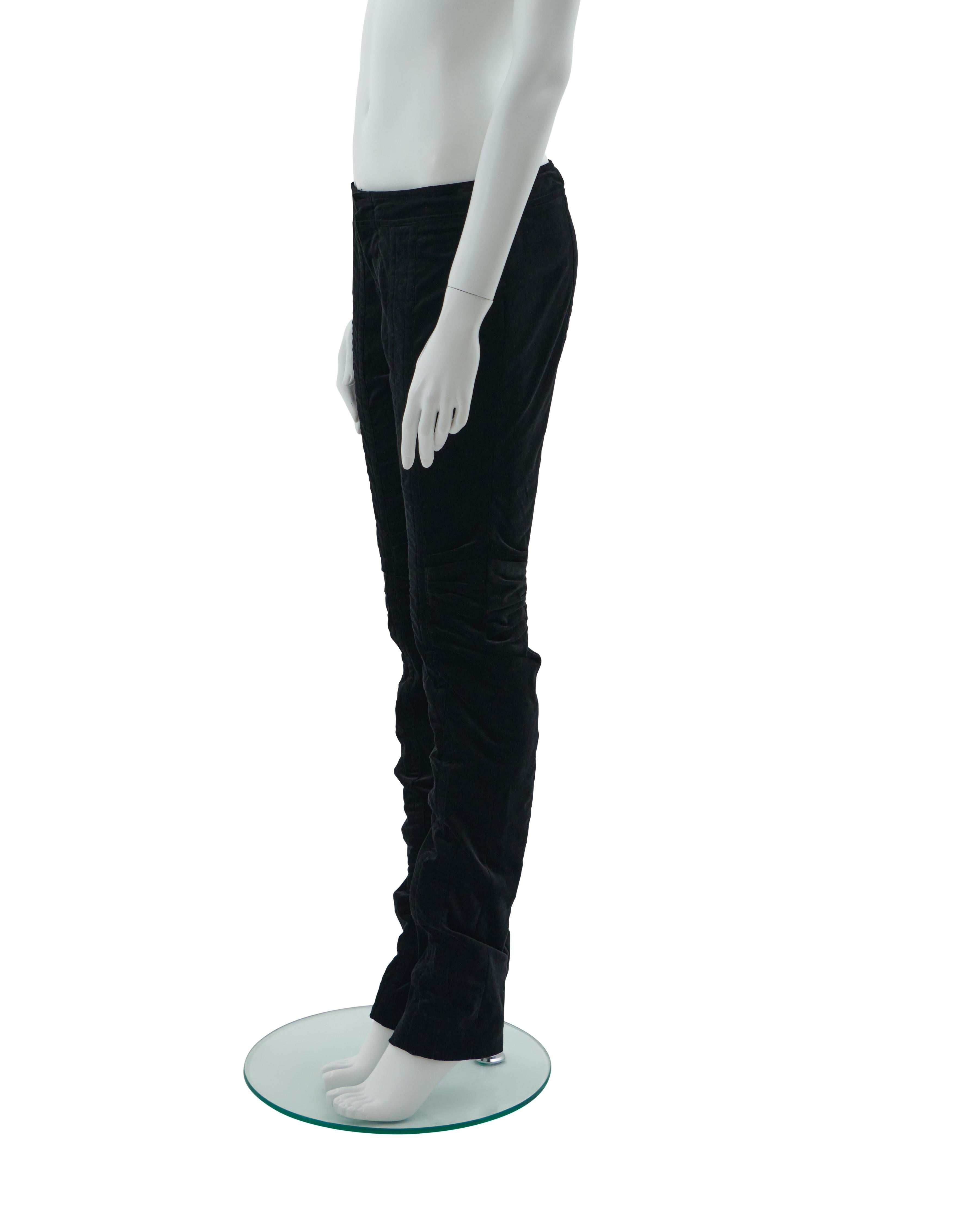 - Designed by Tom Ford
- Gucci black ruched velvet pants
- Low rise
- Fitted to the body
- Front zip closure
- Adjustable zip on the bottom
- Fall-Winter 2004
- Made in Italy

- Condition : Excellent, Wear consistent with age and use. Light wear
