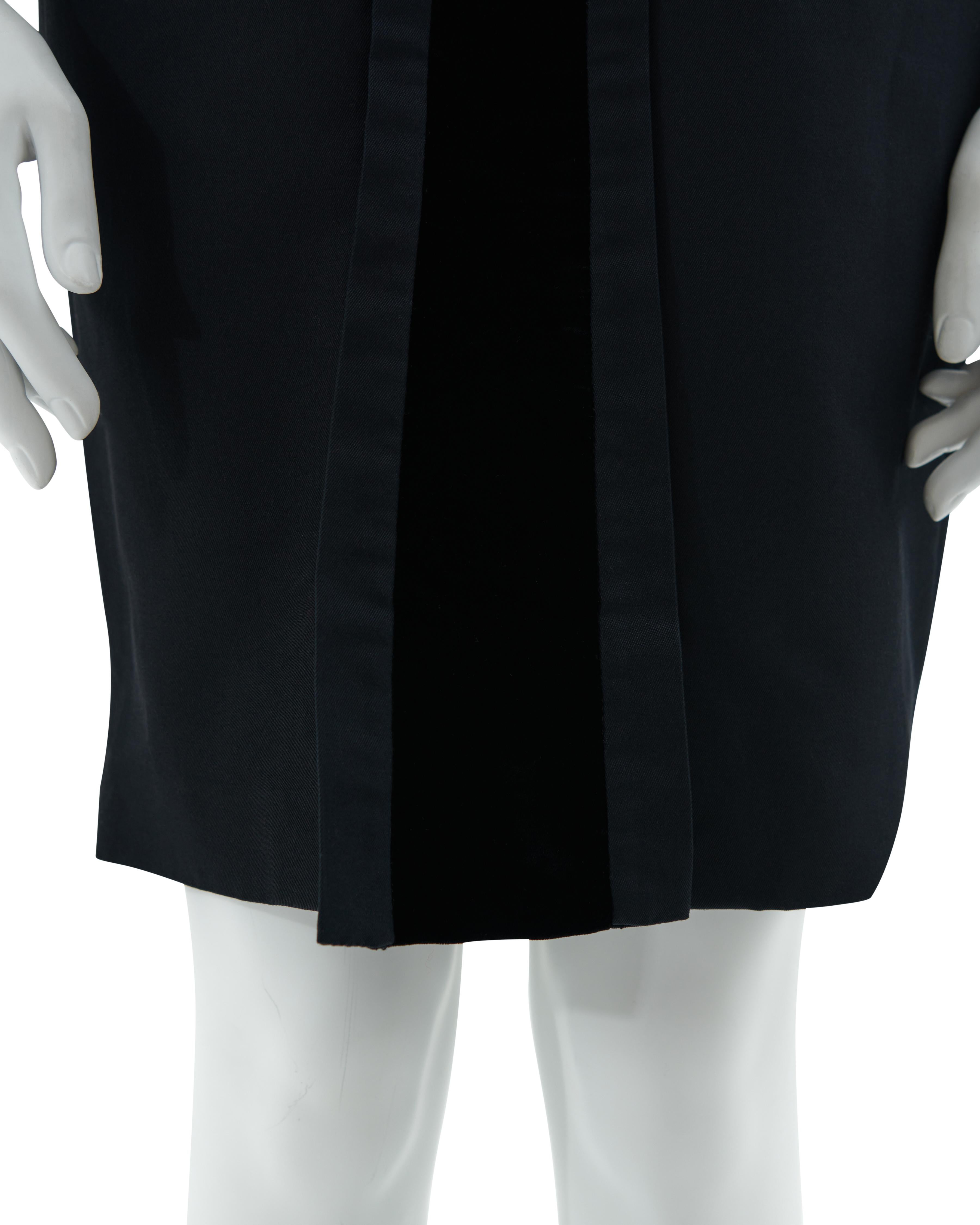 Gucci by Tom Ford F/W 2004 Black sleveless velvet detail sheath dress For Sale 3
