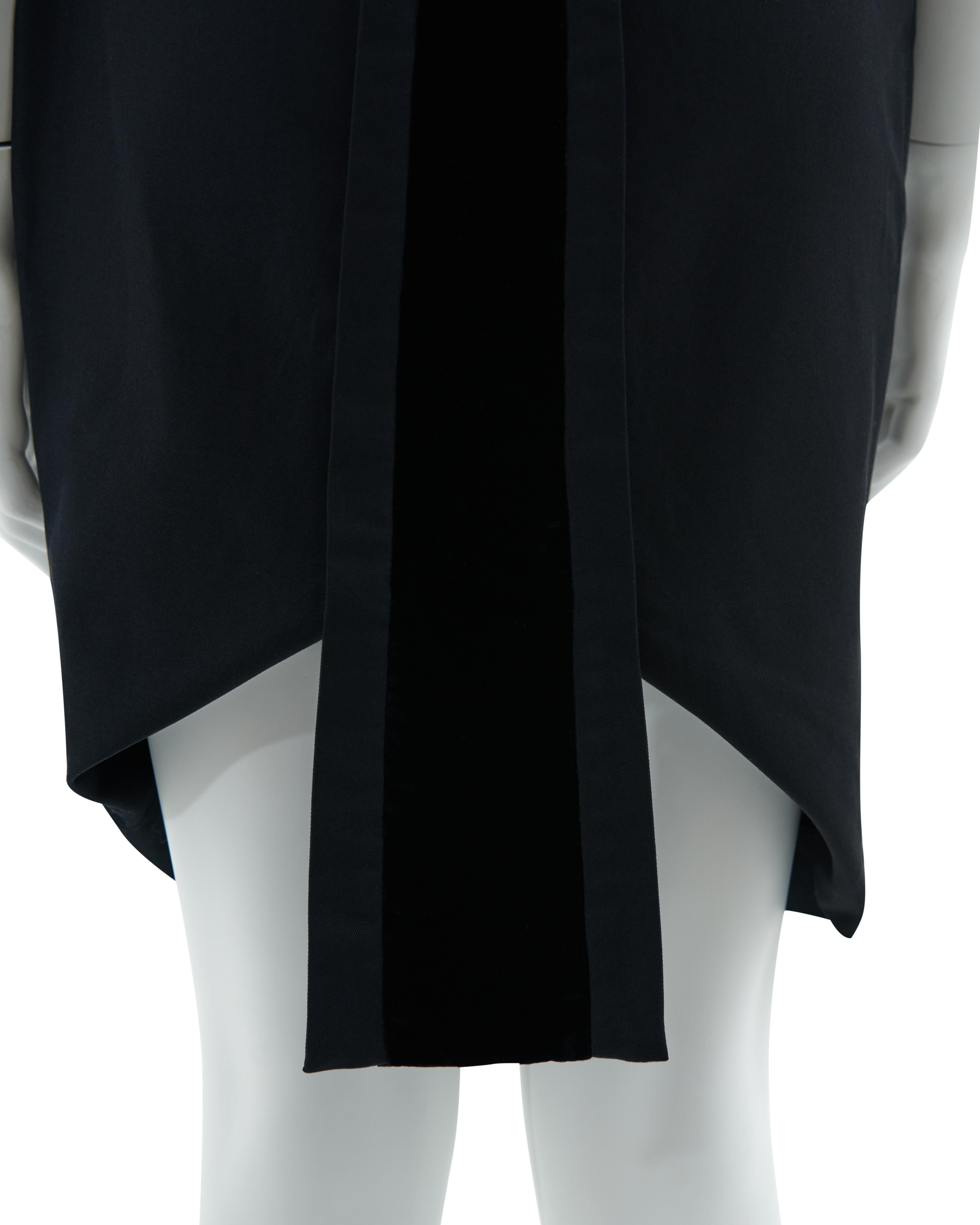 Gucci by Tom Ford F/W 2004 Robe fourreau sans manches en velours noir en vente 4