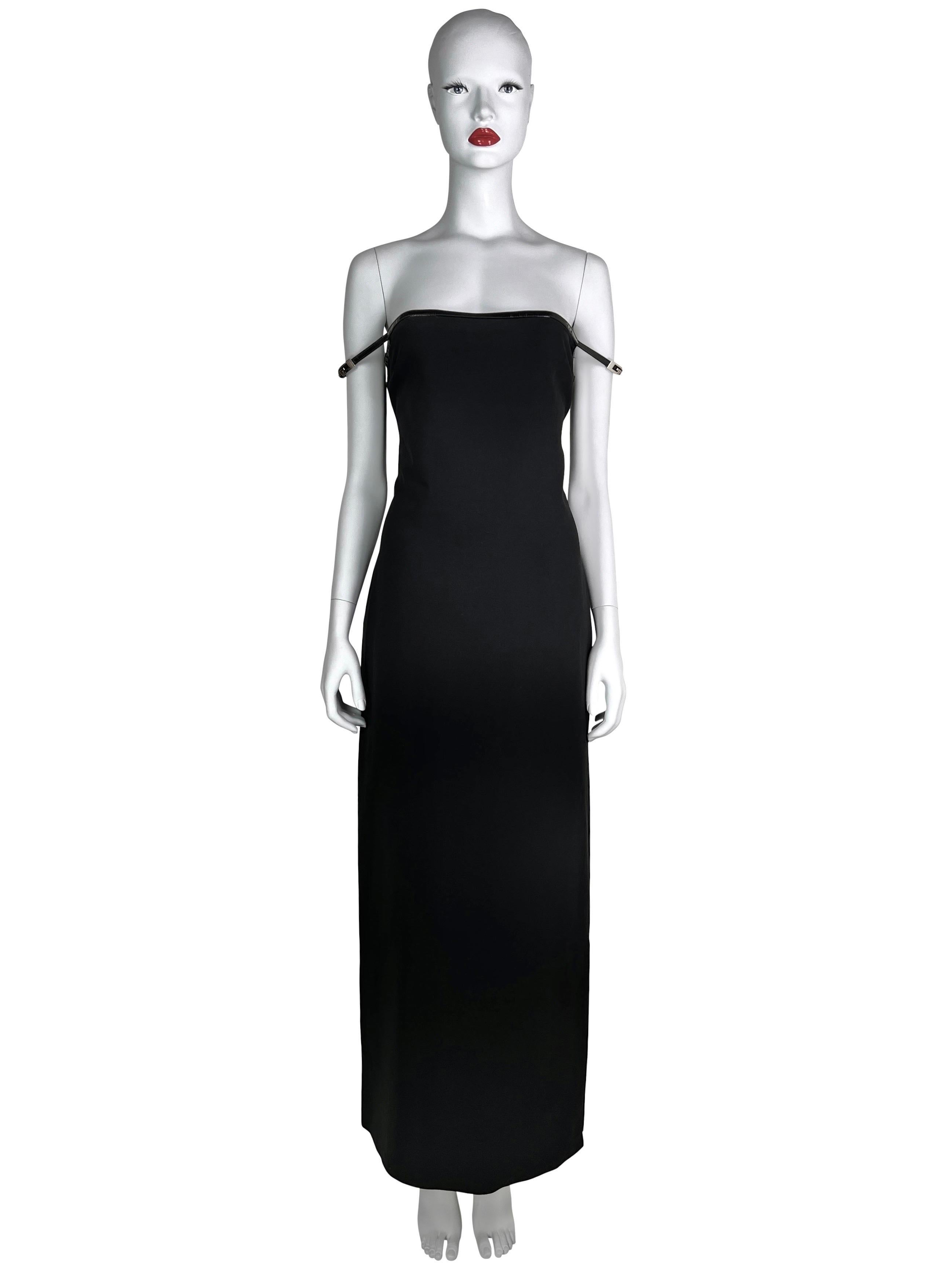Gucci by Tom Ford Fall 1997 G-logo Strap Evening Black Dress In Good Condition For Sale In Prague, CZ