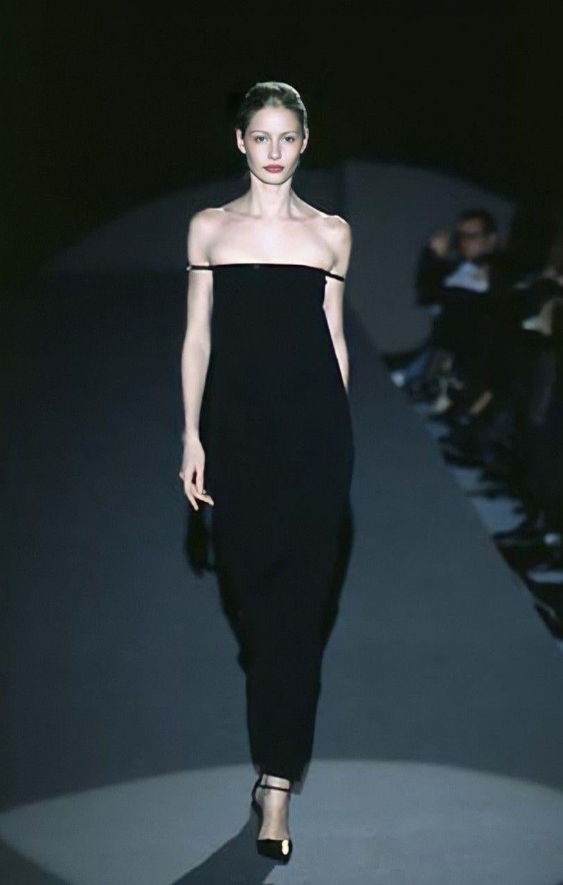 Gucci by Tom Ford Herbst 1997 Schwarzes Abendkleid mit G-Logo-Riemen Damen im Angebot