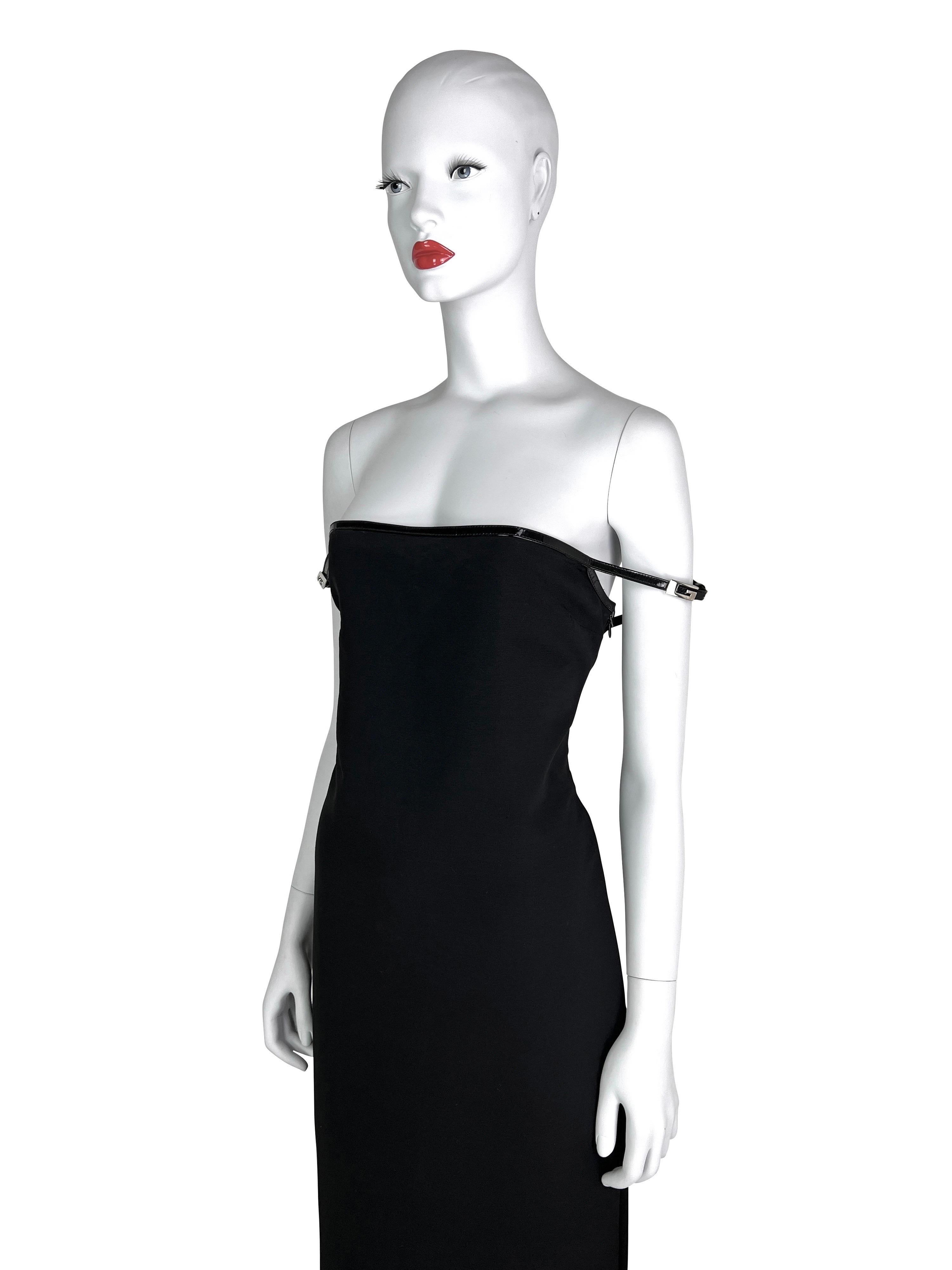 Gucci by Tom Ford Herbst 1997 Schwarzes Abendkleid mit G-Logo-Riemen im Angebot 5