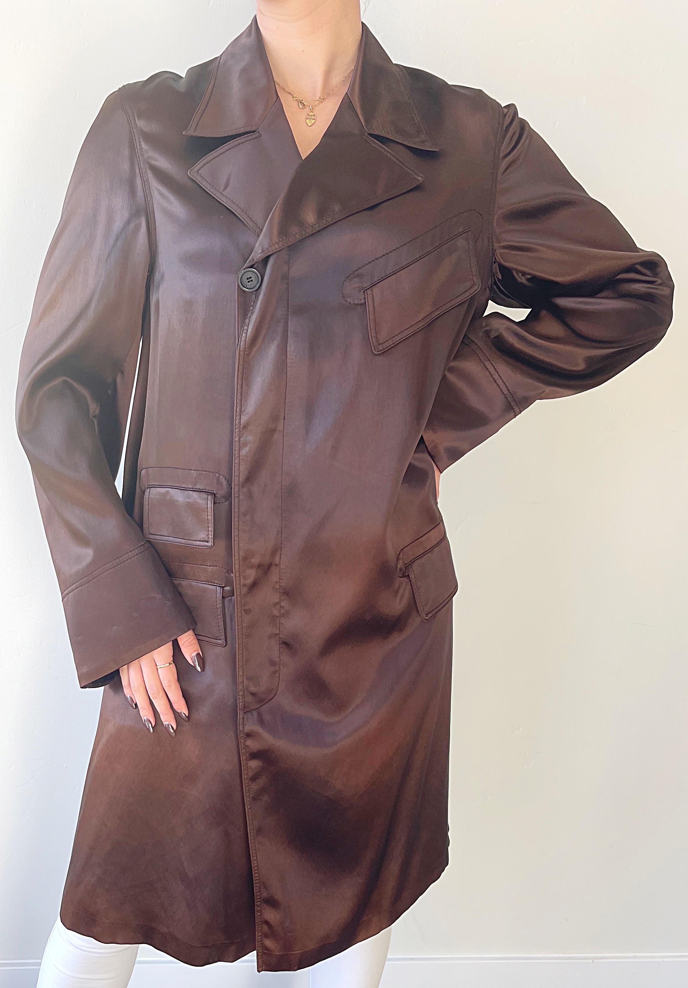 GUCCI by TOM FORD Fall 2002 Runway Chocolate Brown Size 40 Silky Trench Jacket For Sale 7
