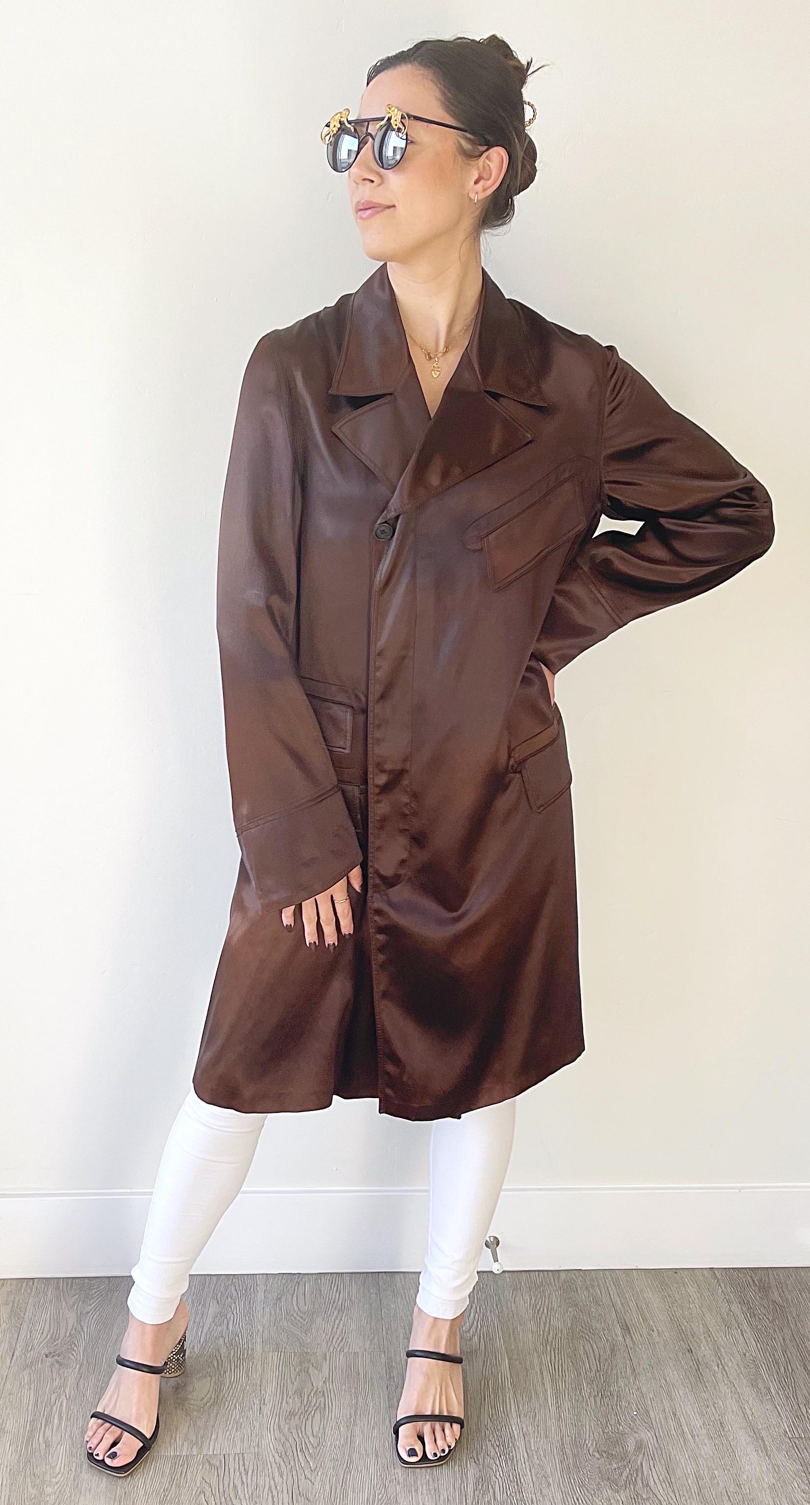 GUCCI by TOM FORD Fall 2002 Runway Chocolate Brown Size 40 Silky Trench Jacket For Sale 8