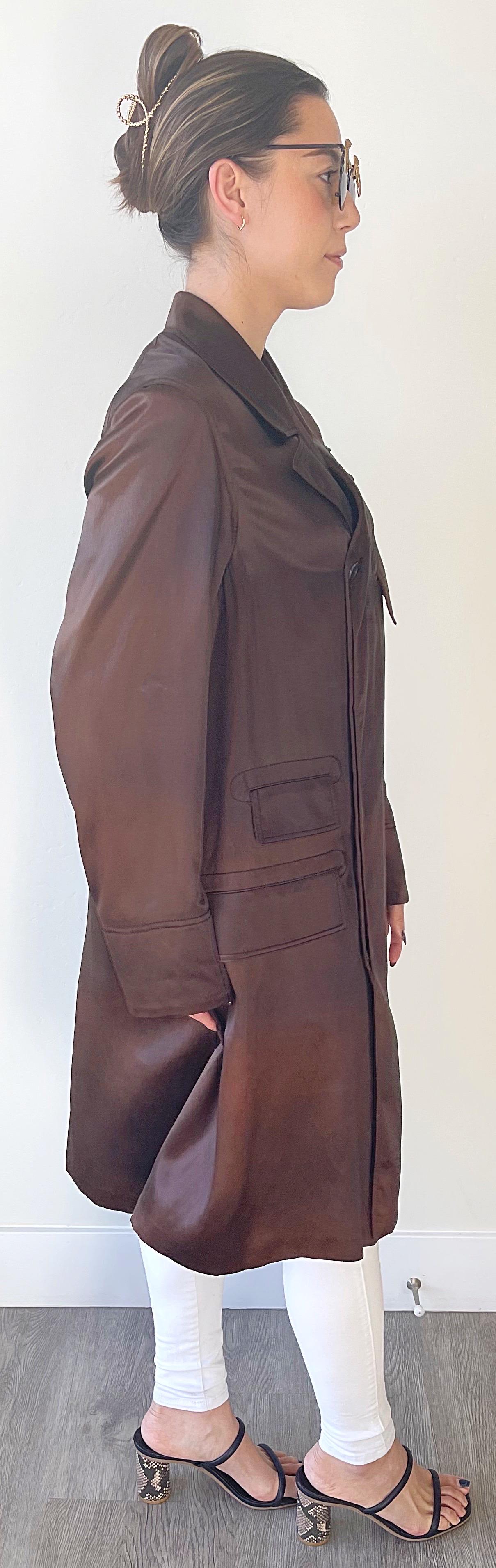 GUCCI by TOM FORD Fall 2002 Runway Chocolate Brown Size 40 Silky Trench Jacket For Sale 9