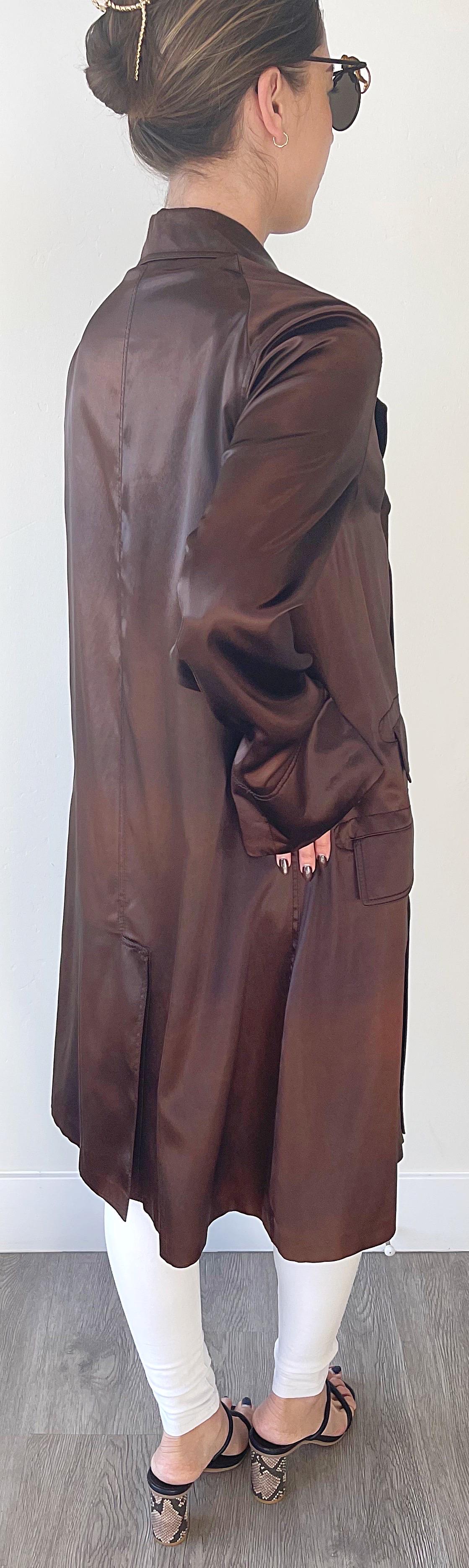 GUCCI by TOM FORD Fall 2002 Runway Chocolate Brown Size 40 Silky Trench Jacket For Sale 4