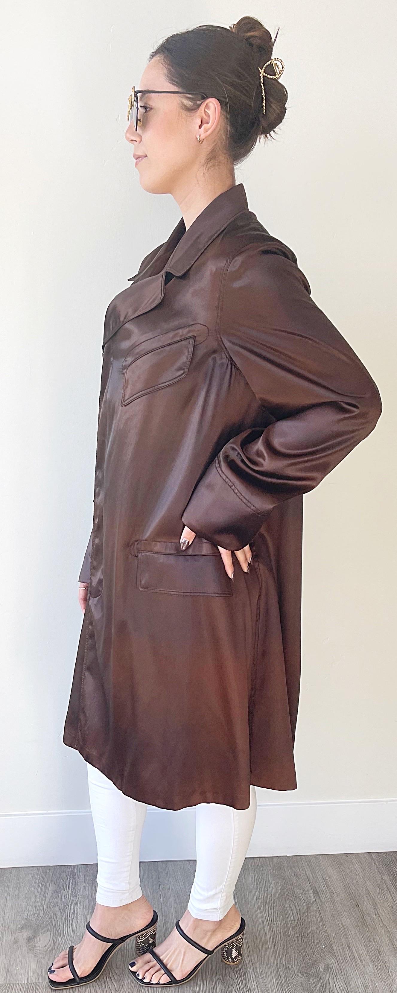 GUCCI by TOM FORD Fall 2002 Runway Chocolate Brown Size 40 Silky Trench Jacket For Sale 5