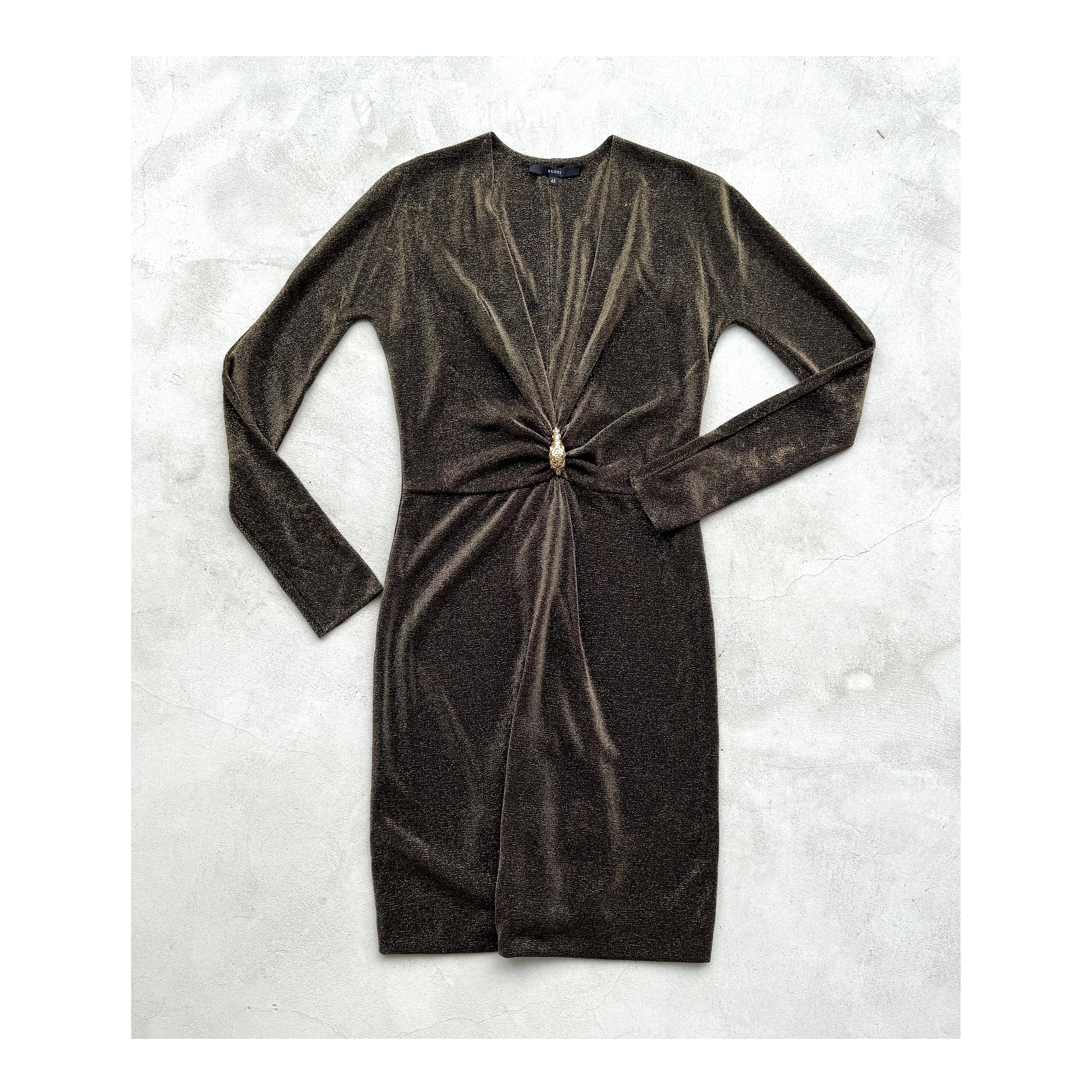 Gucci by Tom Ford Herbst Winter 2000 Löwenbrosche Tiefes Dekolleté Metallic-Kleid im Angebot 6