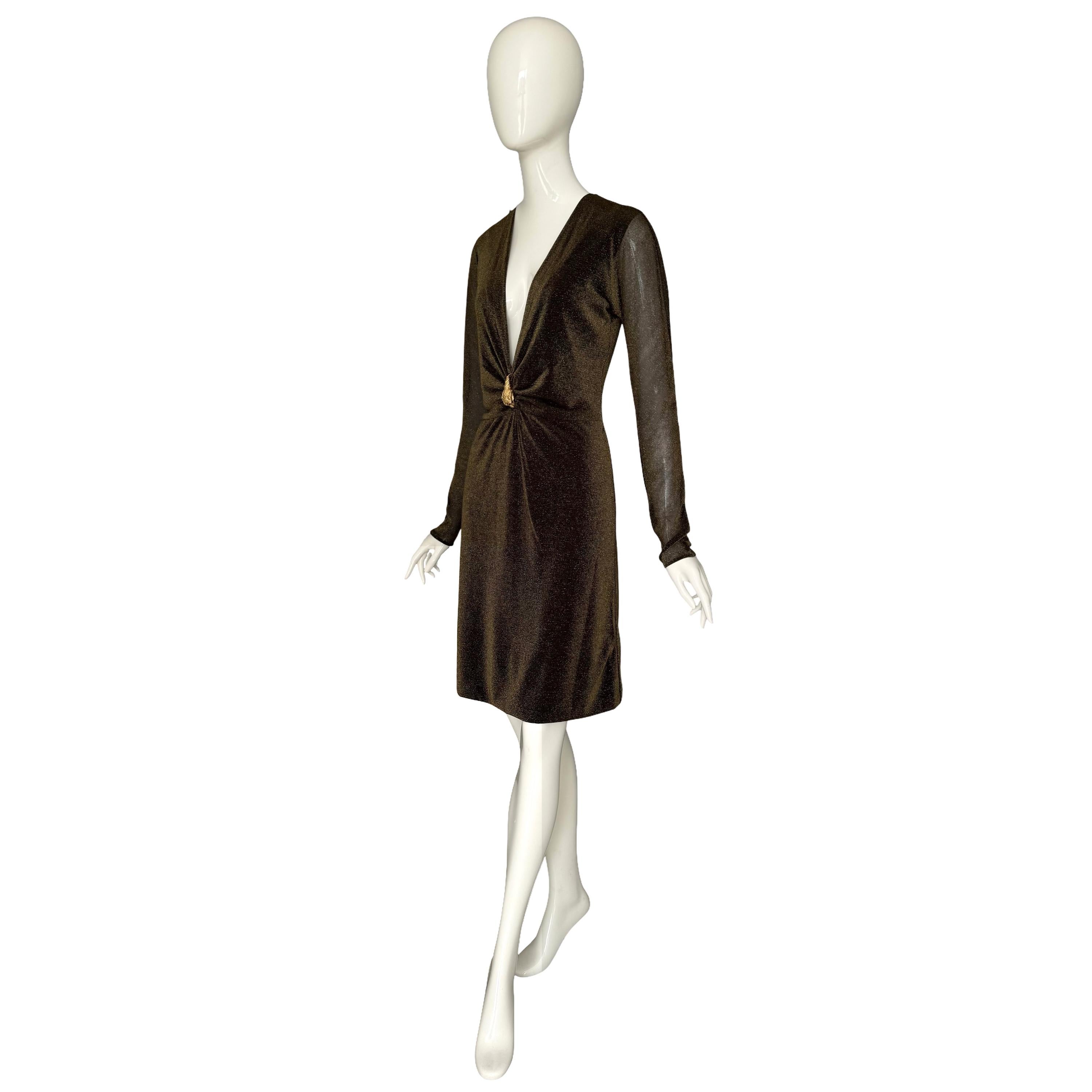 Dieses Gucci Kleid aus der Herbstkollektion 2000 von Tom Ford ist ein atemberaubendes und sehr begehrtes Stück. Das in Italien aus weichem, kupferfarbenem Lurex-Jersey gefertigte Kleidungsstück hat einen schönen Glanz, der das Licht einfängt. Das