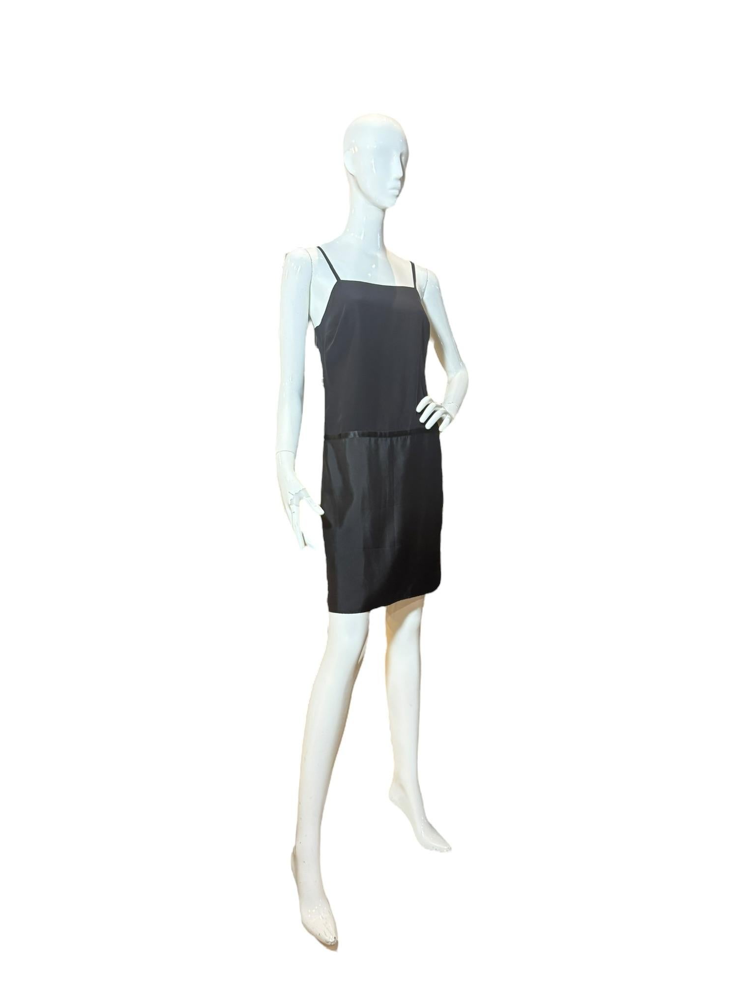 Gucci by Tom Ford per l'autunno-inverno 2002: mini-abito in seta nera con cambio di abito in vendita 5