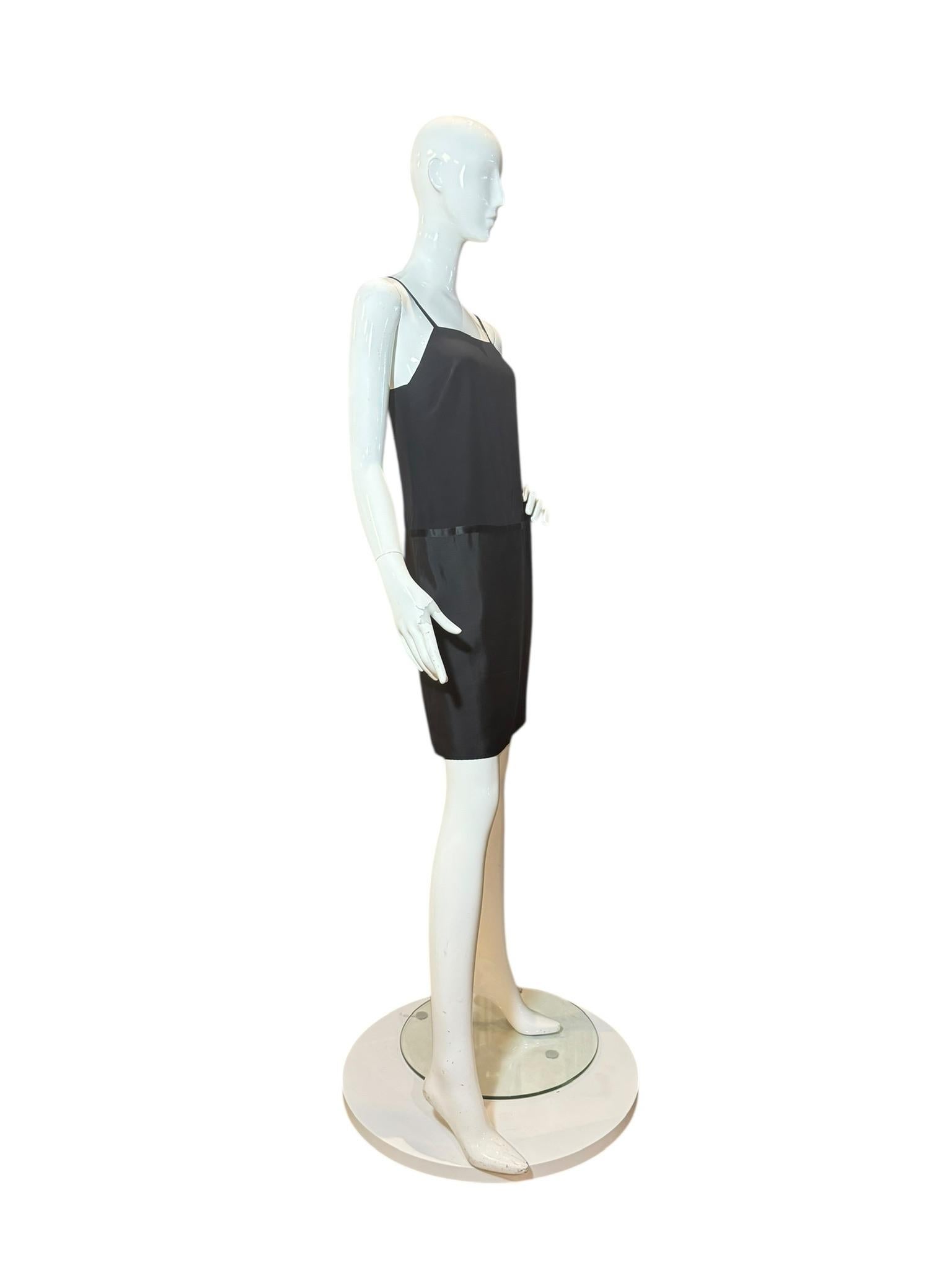 Gucci by Tom Ford per l'autunno-inverno 2002: mini-abito in seta nera con cambio di abito in vendita 6
