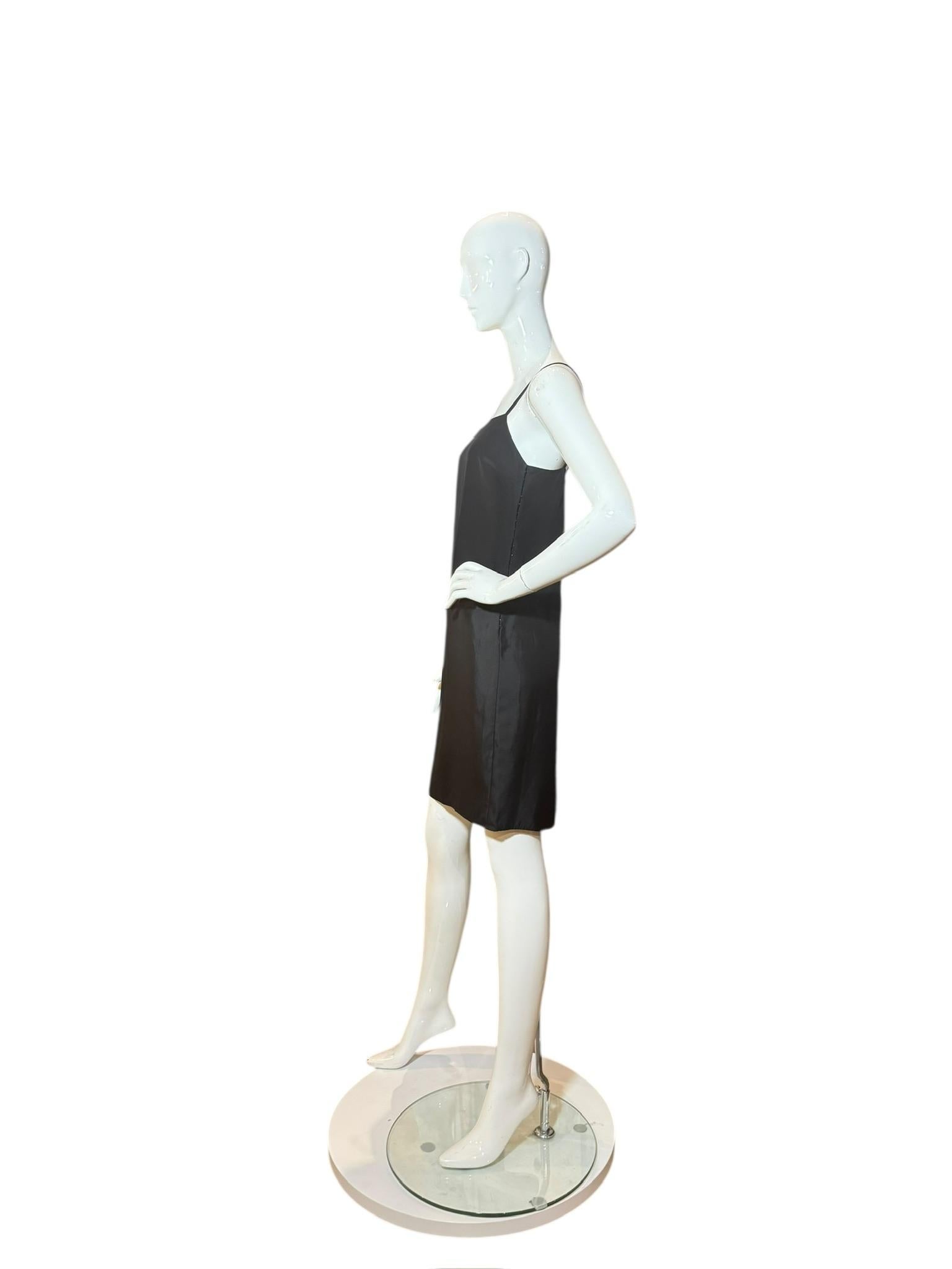 Gucci by Tom Ford per l'autunno-inverno 2002: mini-abito in seta nera con cambio di abito in vendita 7