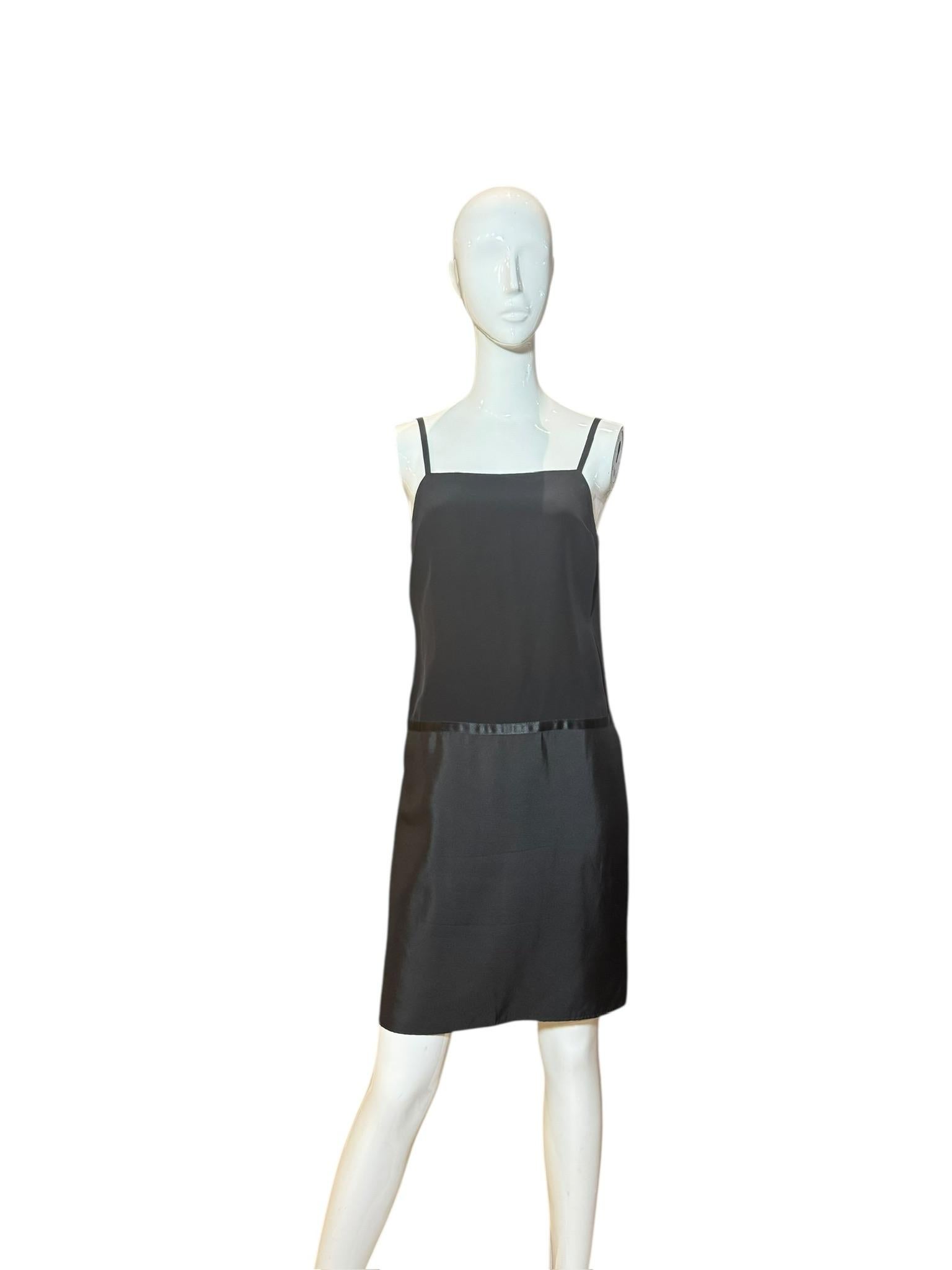 Gucci by Tom Ford per l'autunno-inverno 2002: mini-abito in seta nera con cambio di abito in vendita 8