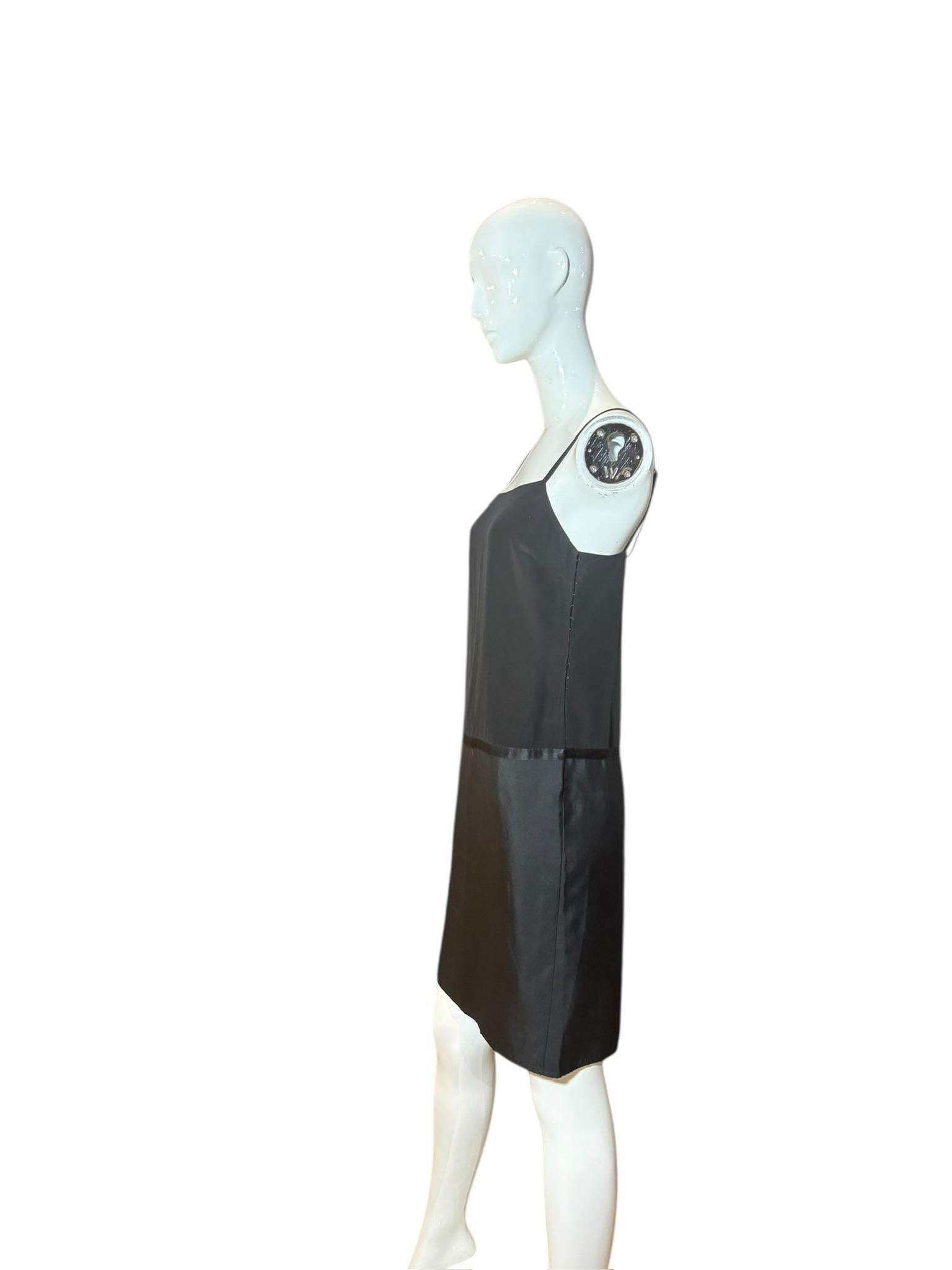 Gucci by Tom Ford per l'autunno-inverno 2002: mini-abito in seta nera con cambio di abito in vendita 9