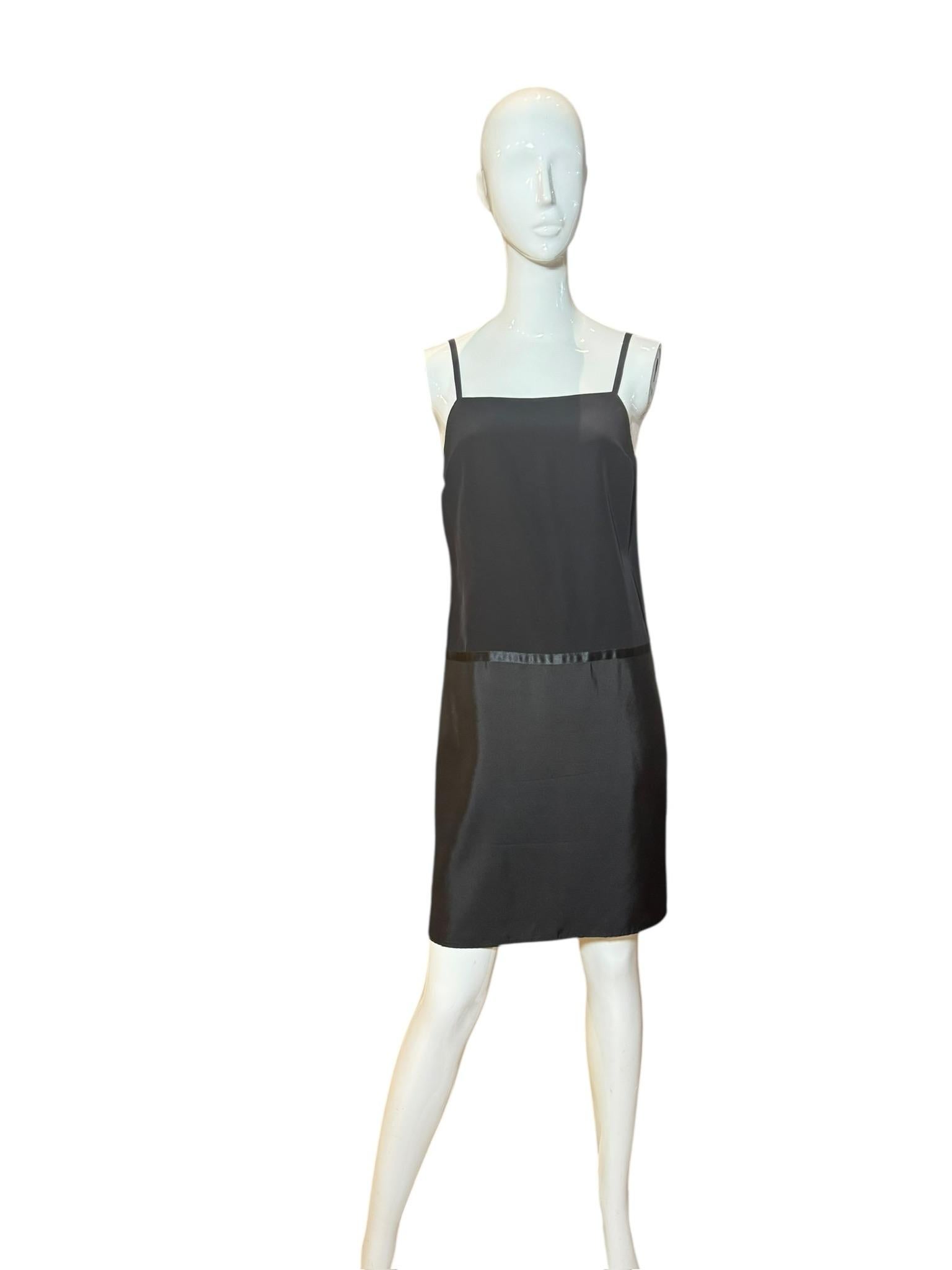 Gucci by Tom Ford per l'autunno-inverno 2002: mini-abito in seta nera con cambio di abito in vendita 11