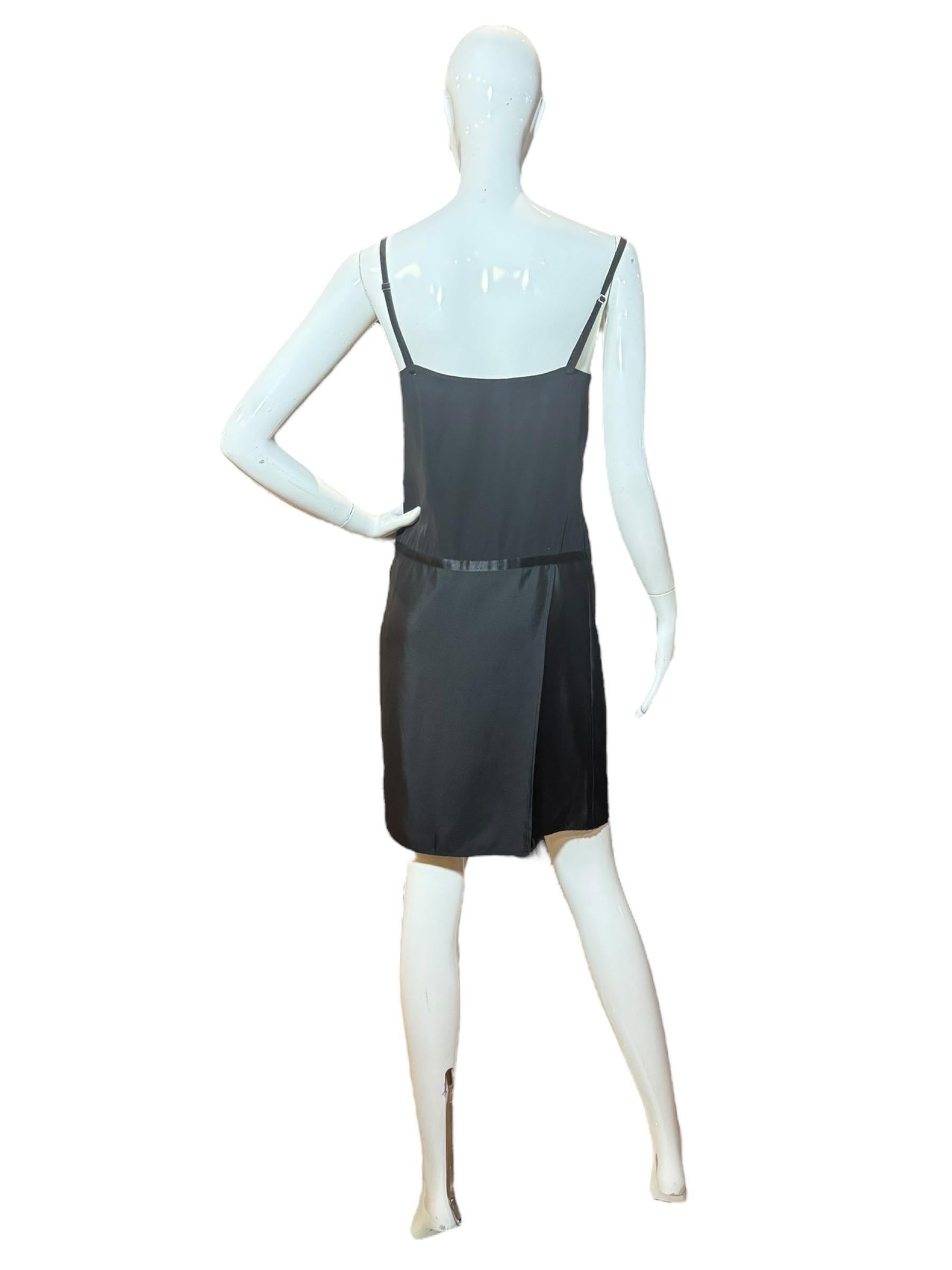 Nero Gucci by Tom Ford per l'autunno-inverno 2002: mini-abito in seta nera con cambio di abito in vendita