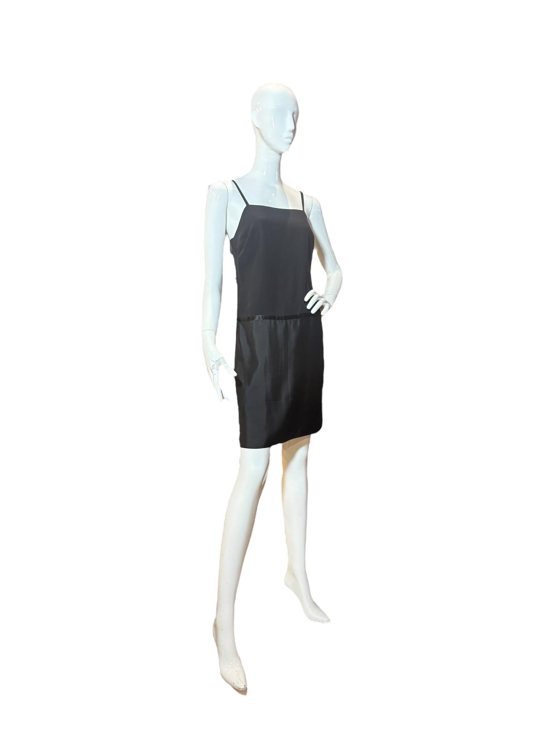 Gucci by Tom Ford per l'autunno-inverno 2002: mini-abito in seta nera con cambio di abito In condizioni buone in vendita a Kingston, NY