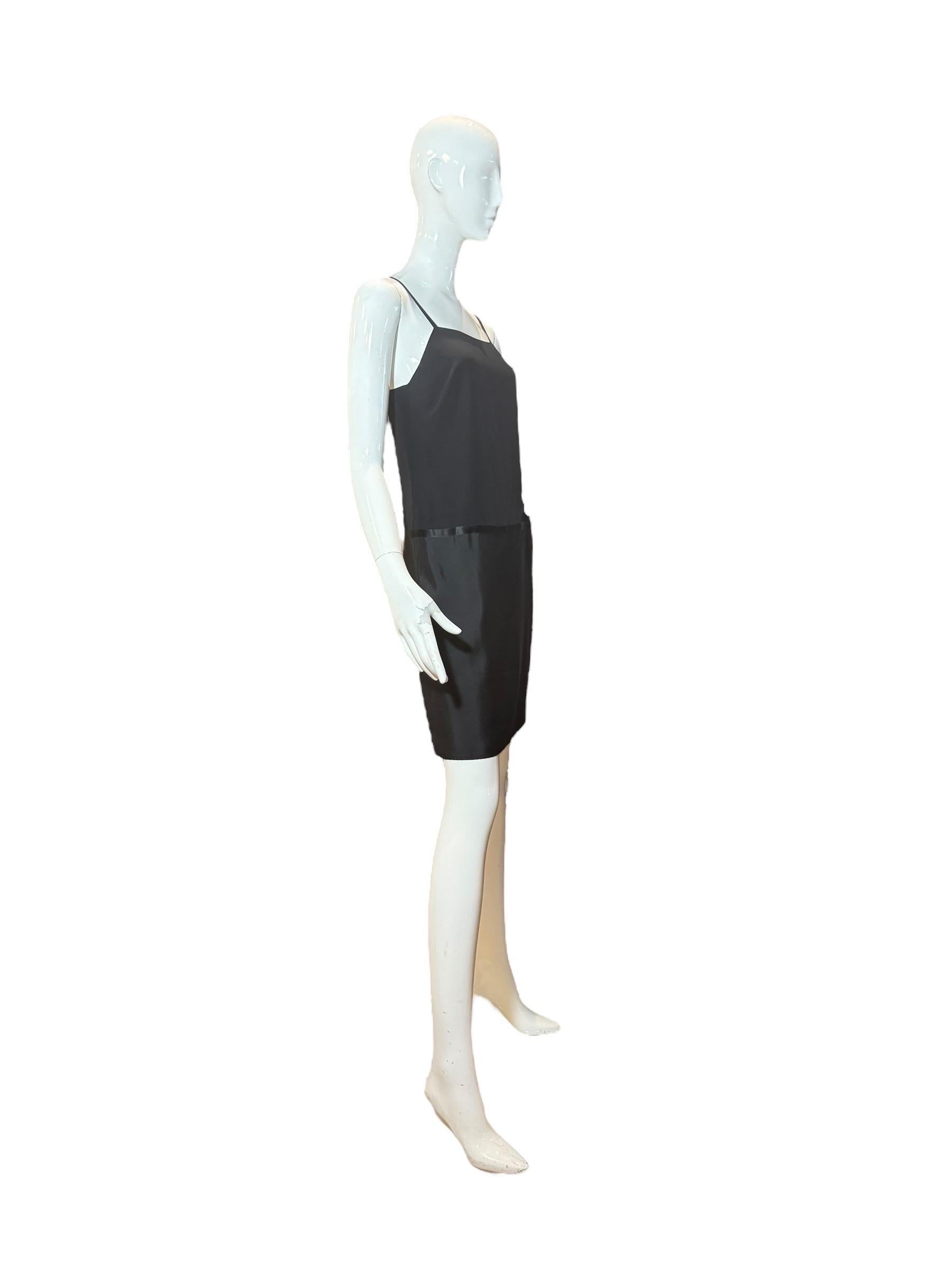 Gucci by Tom Ford per l'autunno-inverno 2002: mini-abito in seta nera con cambio di abito in vendita 1