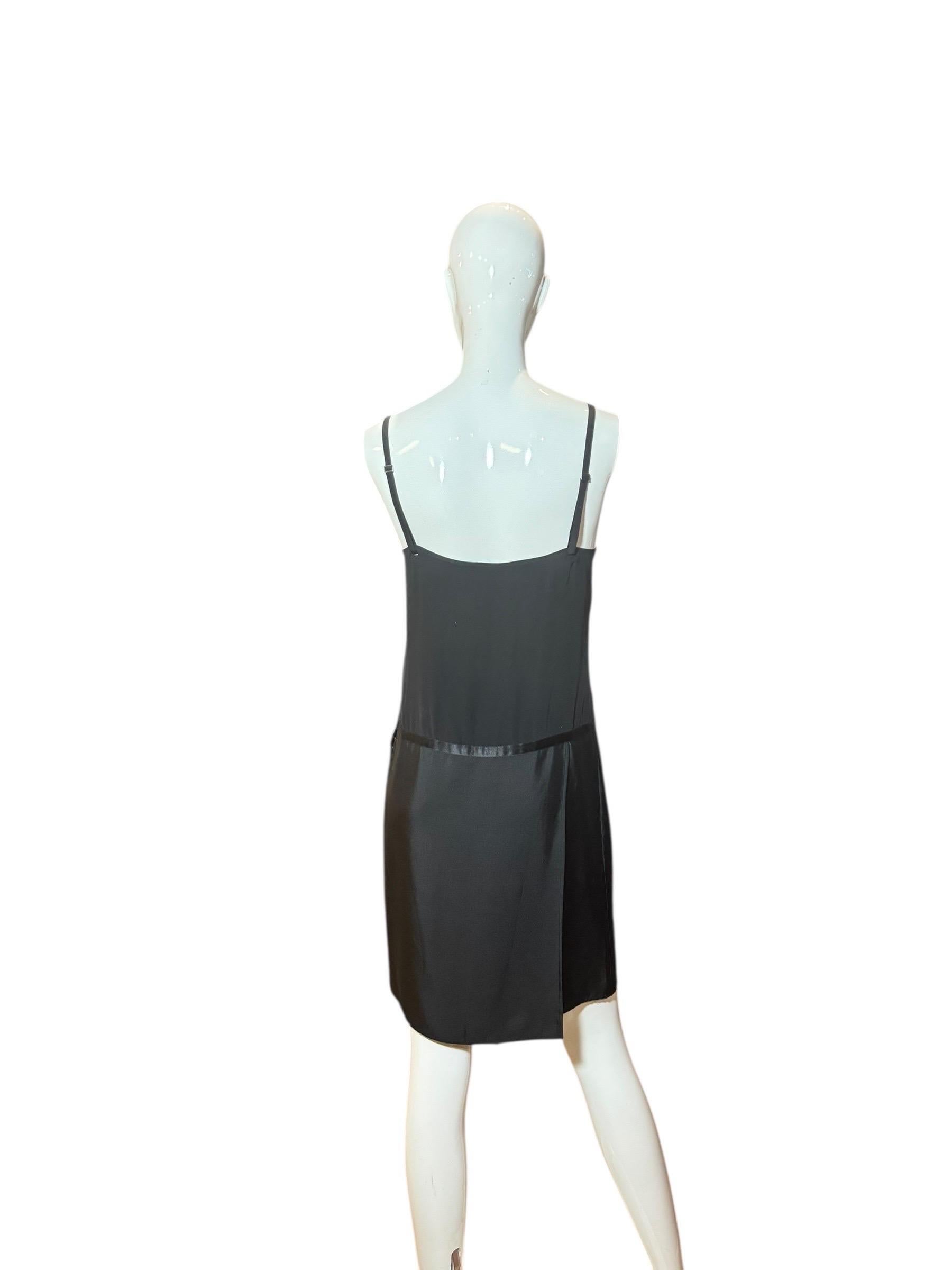 Gucci by Tom Ford per l'autunno-inverno 2002: mini-abito in seta nera con cambio di abito in vendita 2