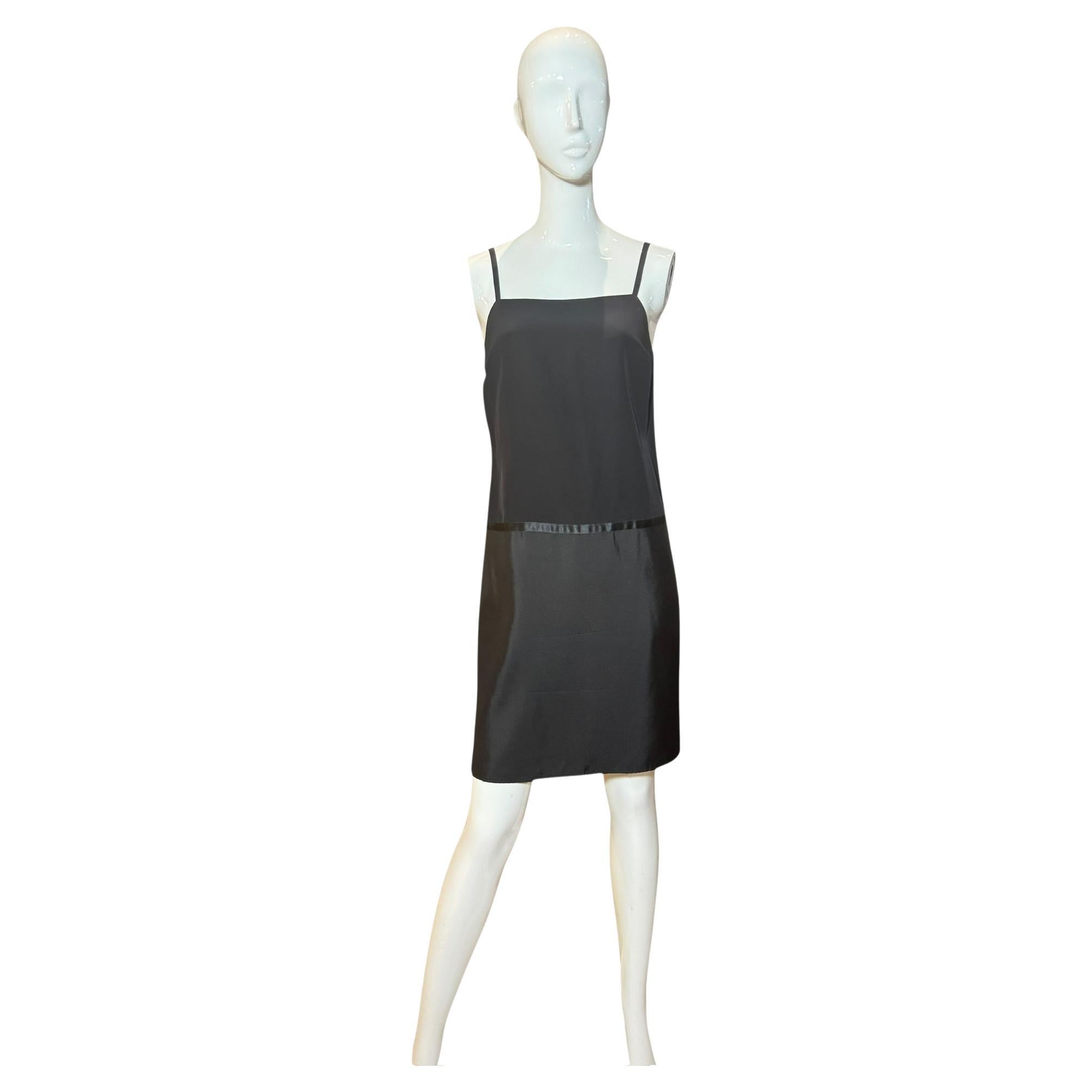Collezione Autunno/Inverno 2002  Silhouette iconica minimalista

Dalla collezione Autunno/Inverno 2002 di Tom Ford for Gucci, questo mini abito in seta vintage è l'emblema dell'eleganza dei primi anni 2000. Tagliato in una silhouette pulita e