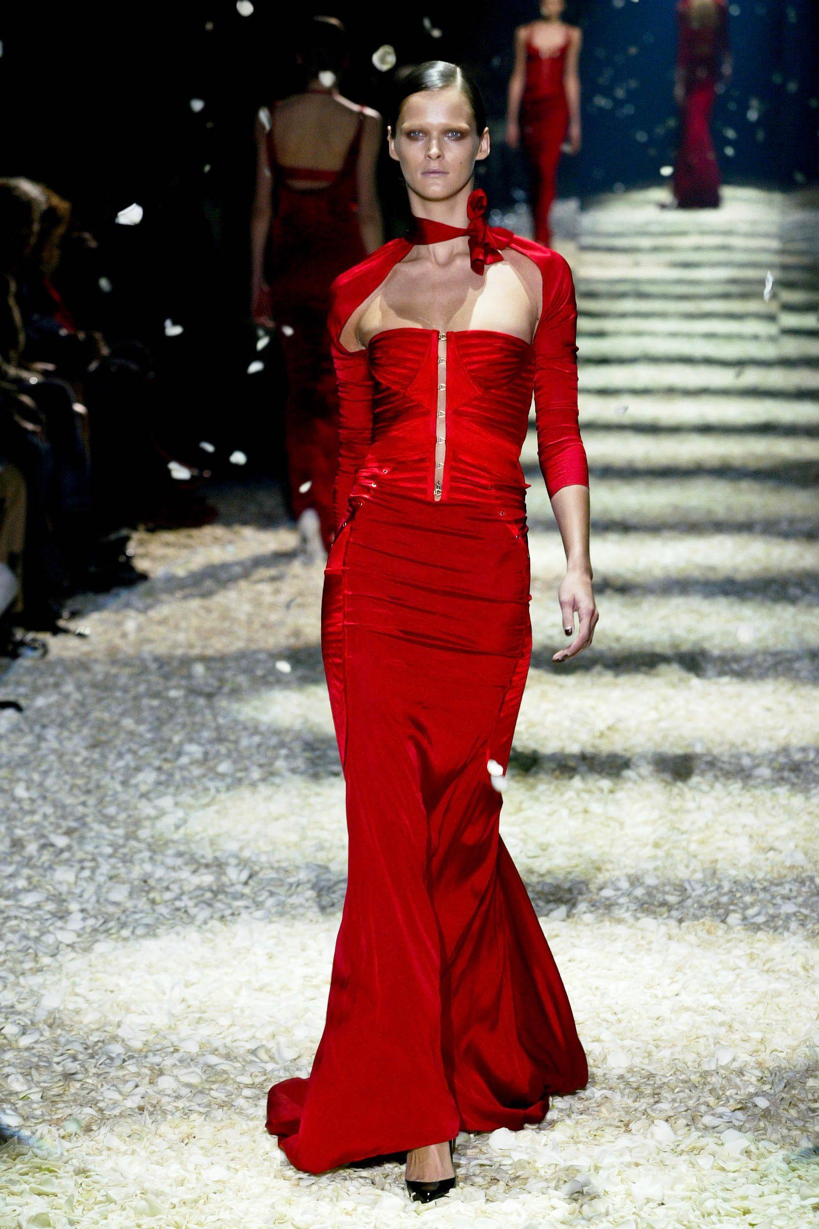 Rosso Gucci by Tom Ford – Fall/Winter 2003 Red Runway Corset Finale Dress Gown in vendita