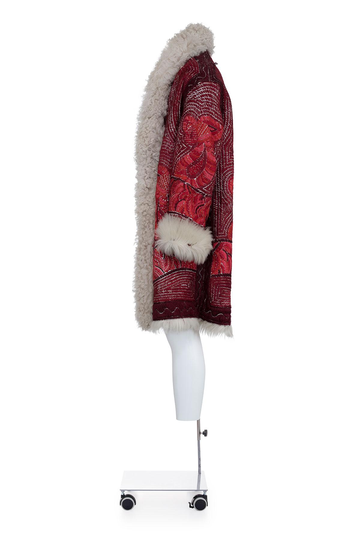 Fall Winter 2001 rare prototype shearling coat by Tom Ford for Gucci.
Handmade embroideries.
The composition tag is missing, seems to be made of shearling and wool.