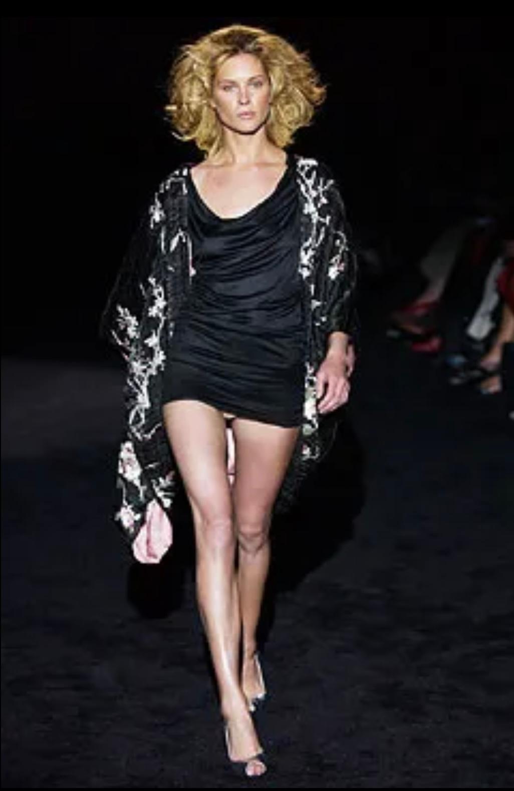 Gucci By Tom Ford Gerafftes Kleid aus Stretch-Satin-Jersey, Frühjahr-Sommer 2003 im Angebot 4