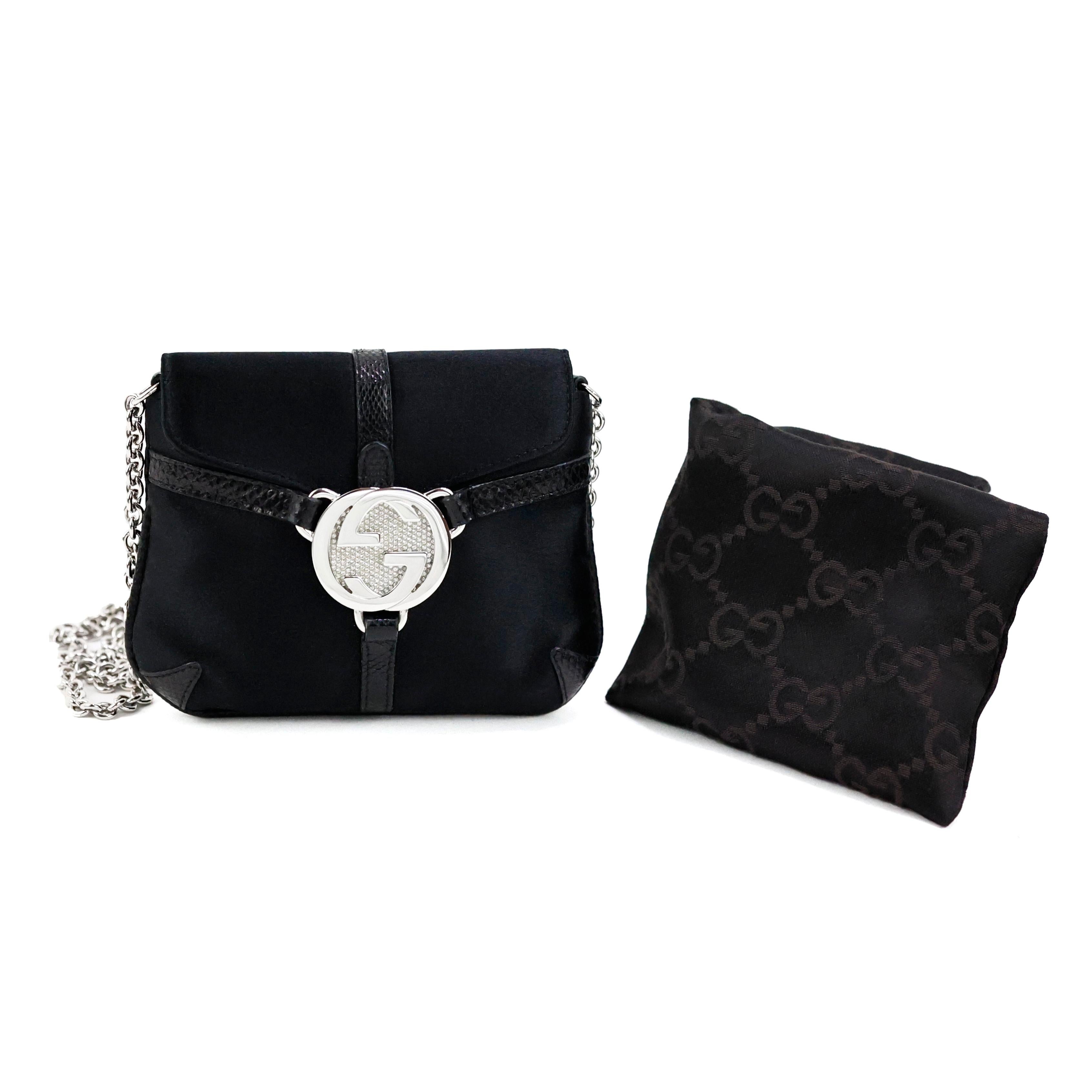 Rare Gucci by Tom Ford mini GG sac crossbody en soie embelli de cristaux imbriqués, couleur noir, quincaillerie argentée.

Condit :
Excellent.

Emballage/accessoires :
Sac à poussière.

Mesures :
15cm x 12cm